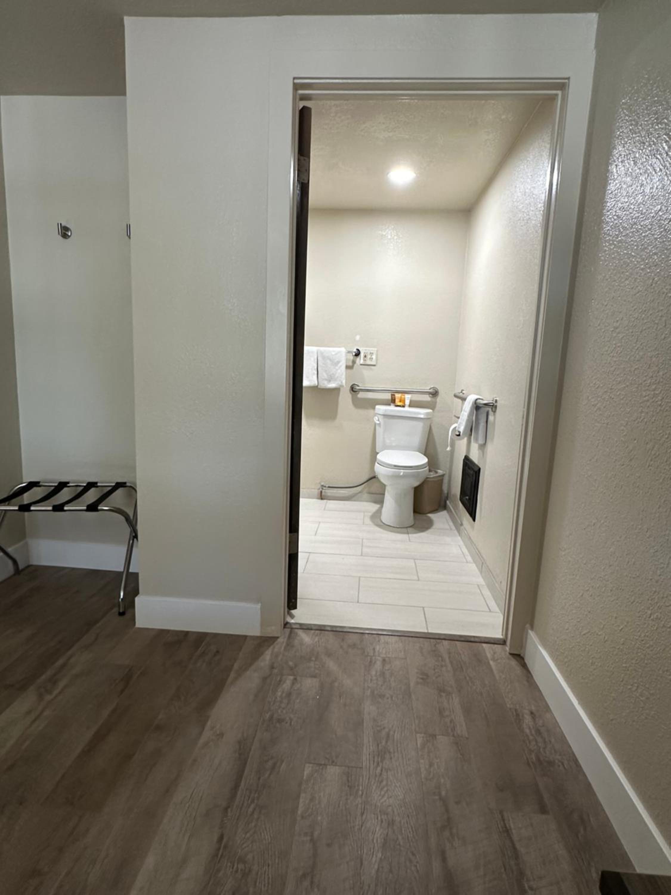 Queen Room - Disability Access - Photo 3