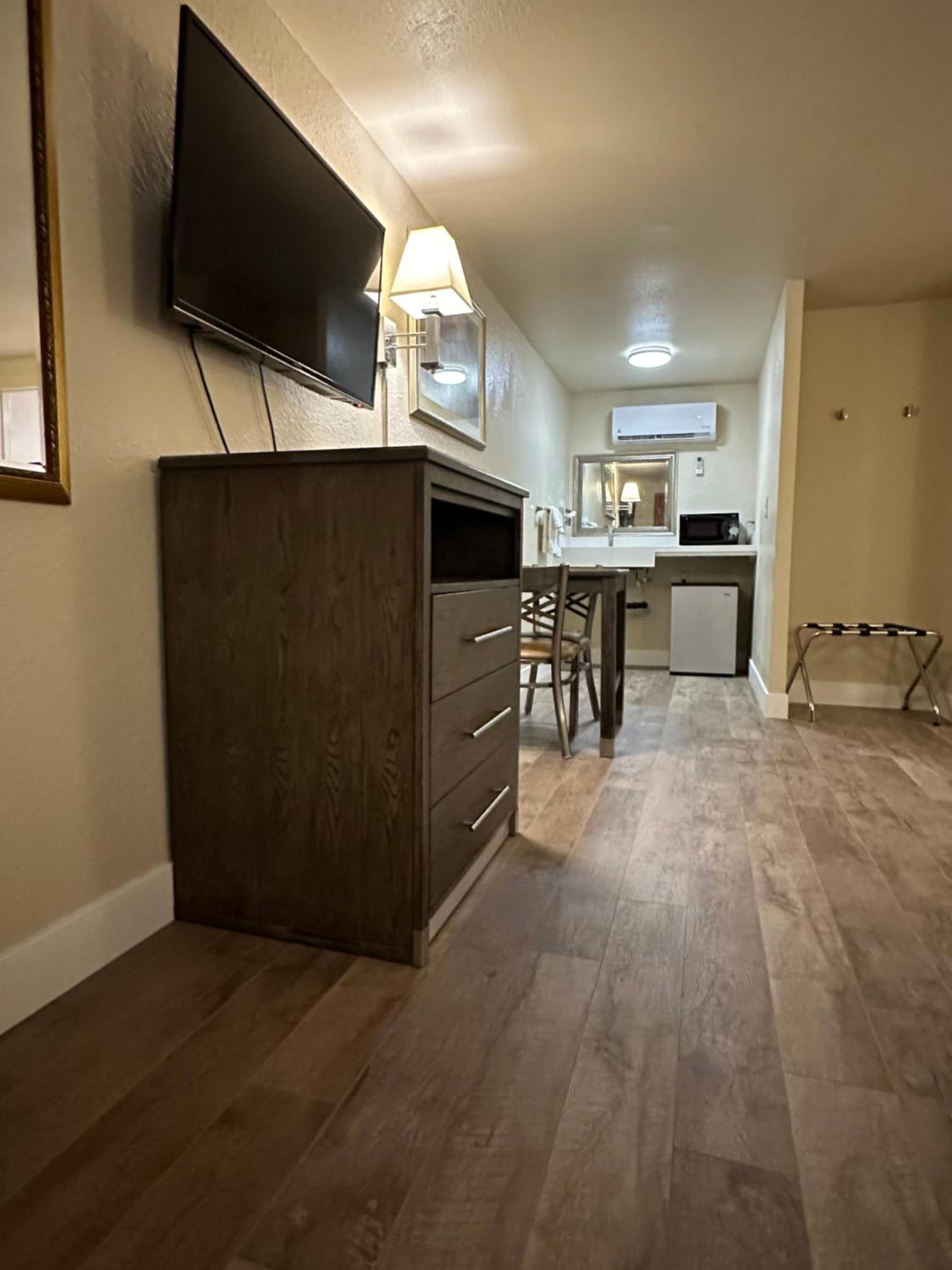 Queen Room - Disability Access - Photo 4