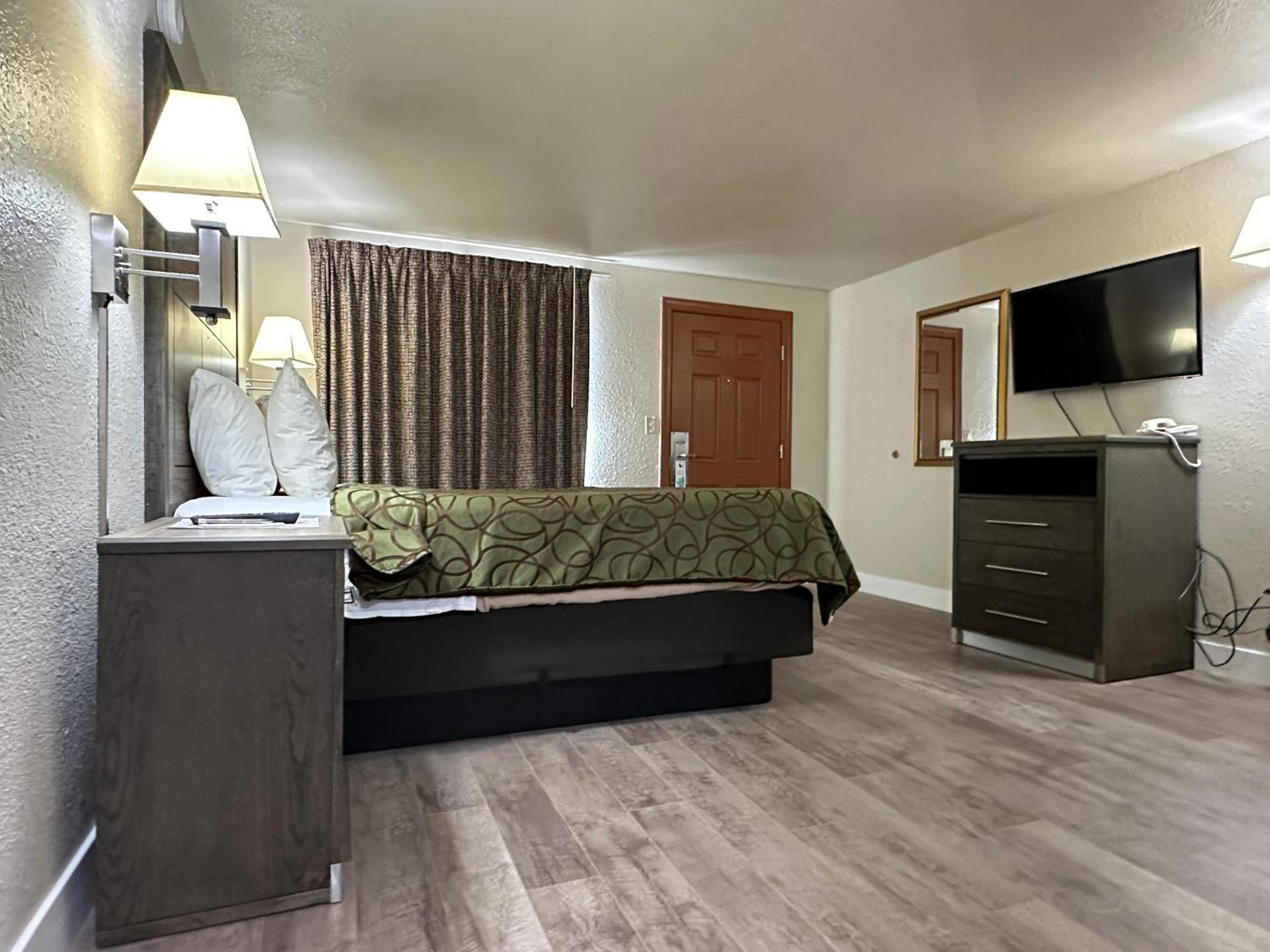 Queen Room - Disability Access - Photo 6