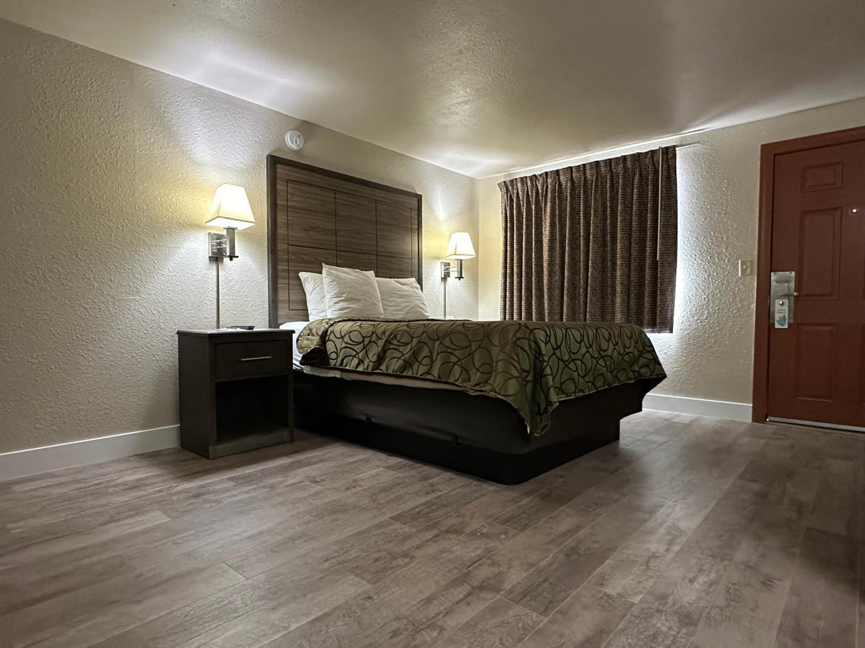 Queen Room - Disability Access - Photo 8