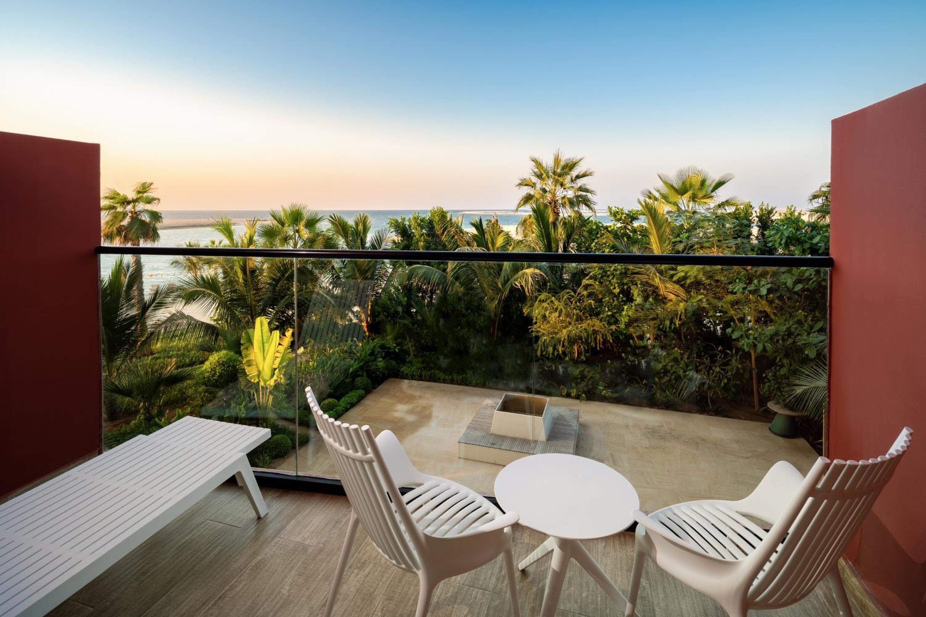 Premium King Room with Sea View photo 2