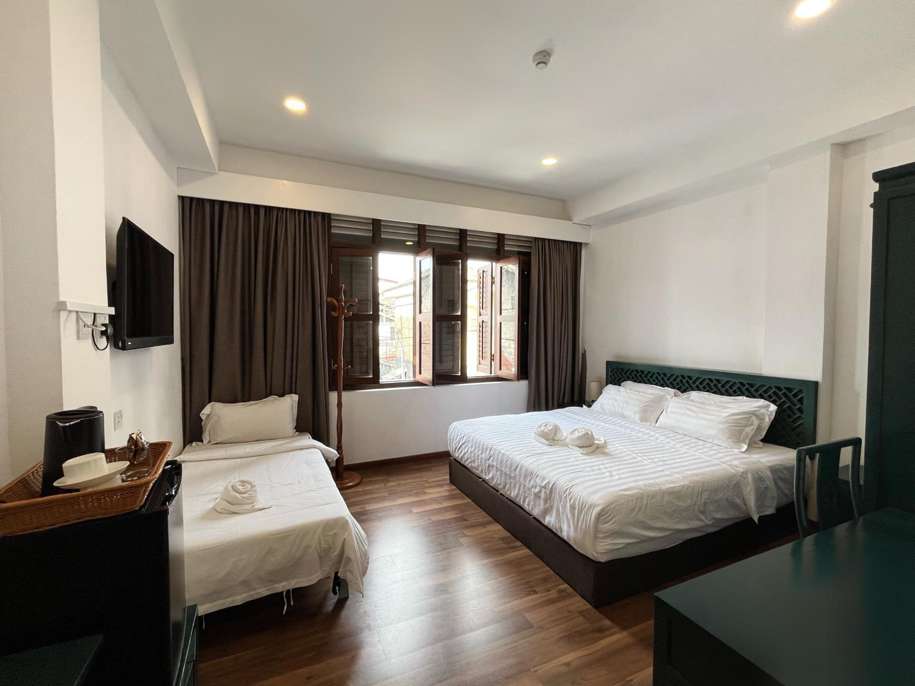 Deluxe King Room - Photo 7