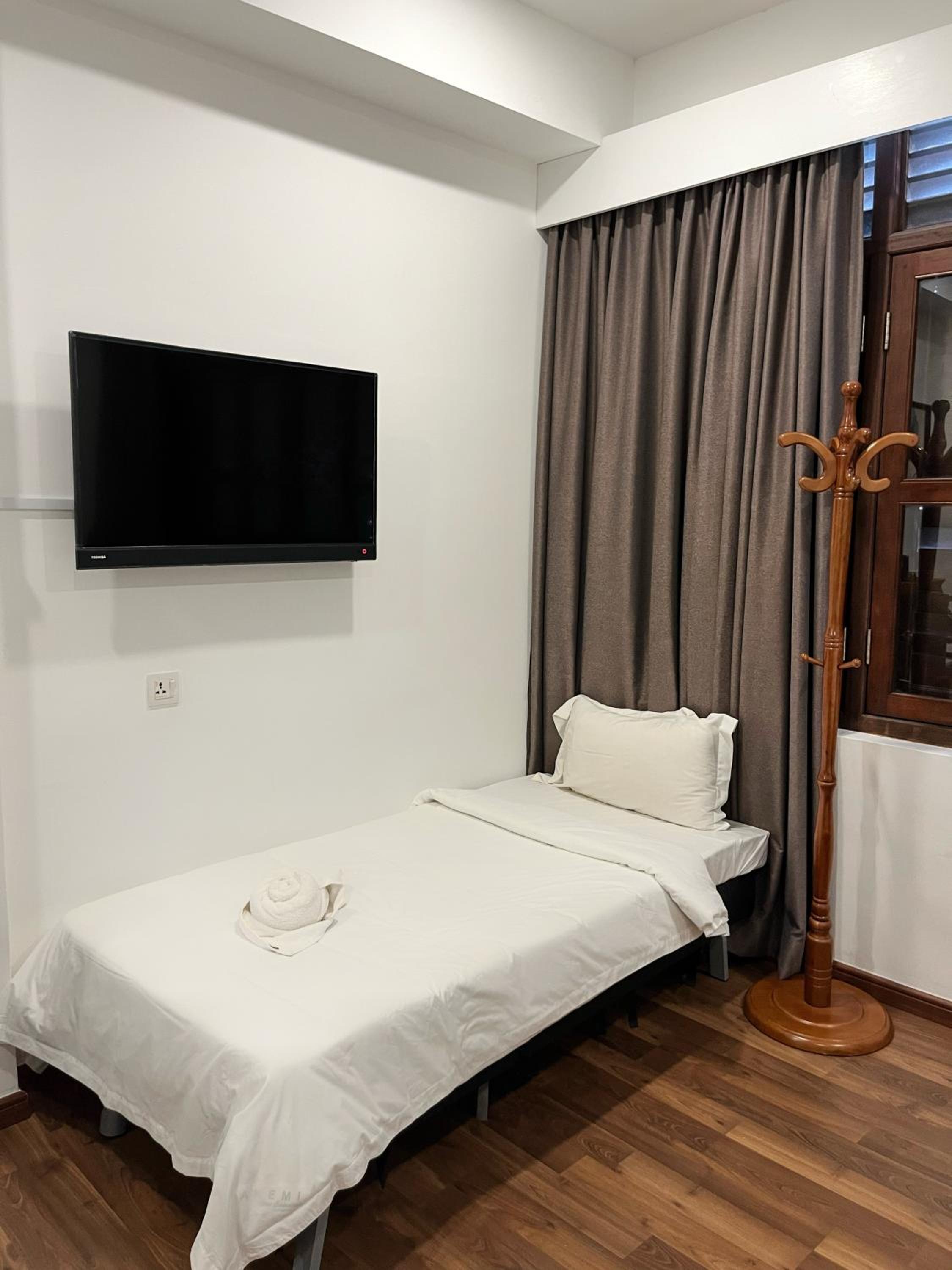 Deluxe King Room - Photo 8