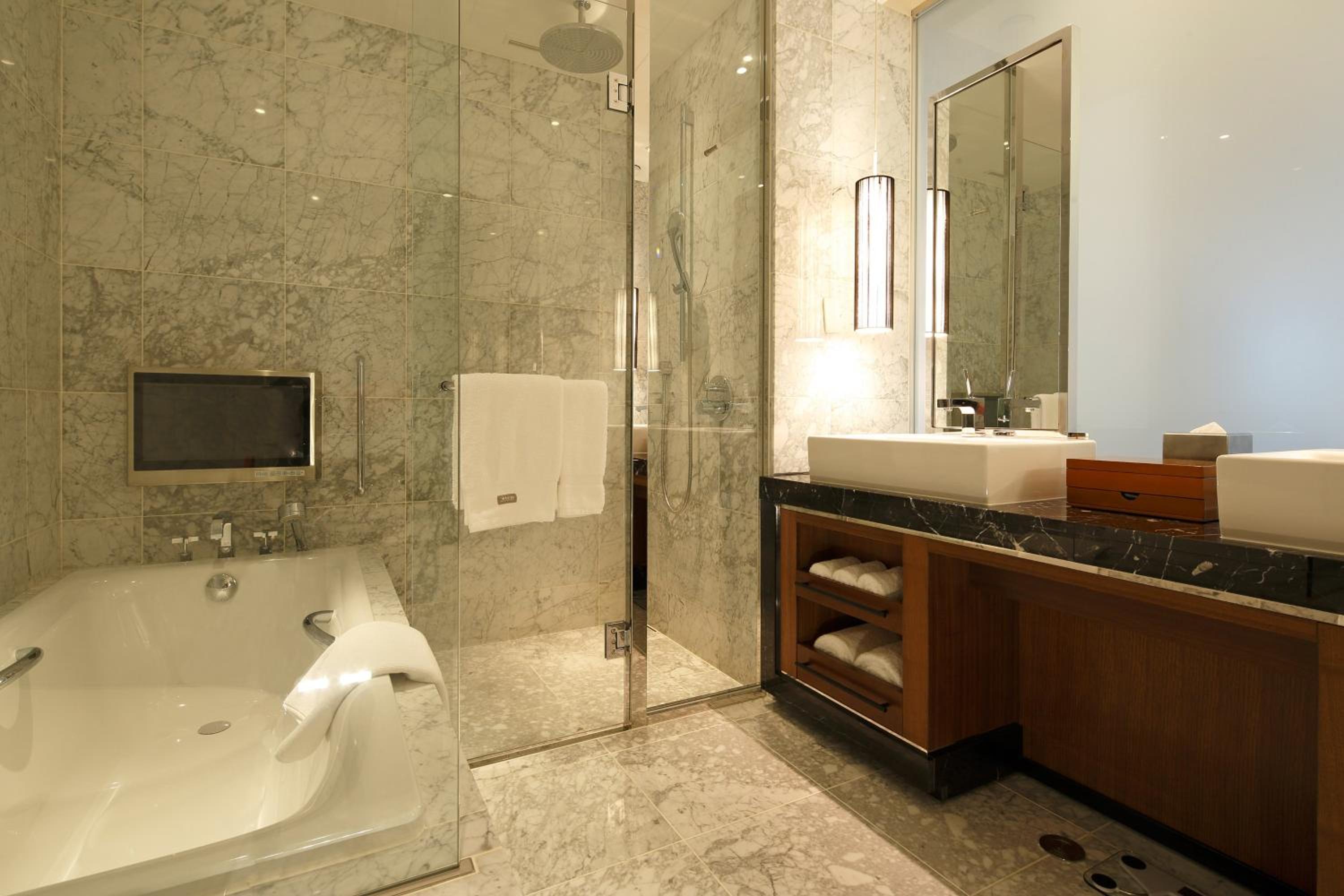 Deluxe Suite, Executive lounge access, 1 King - Photo 6