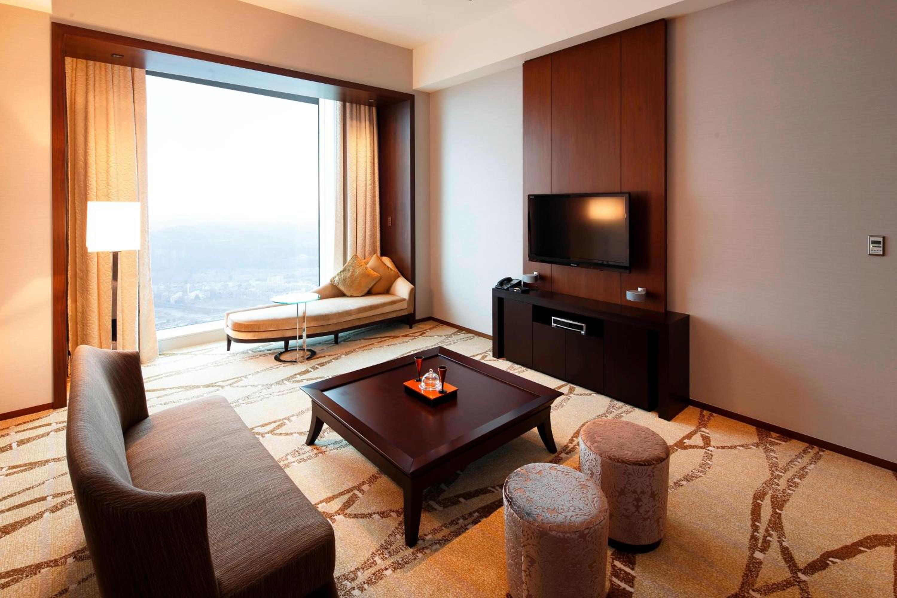 Deluxe Suite, Executive lounge access, 1 King - Photo 2