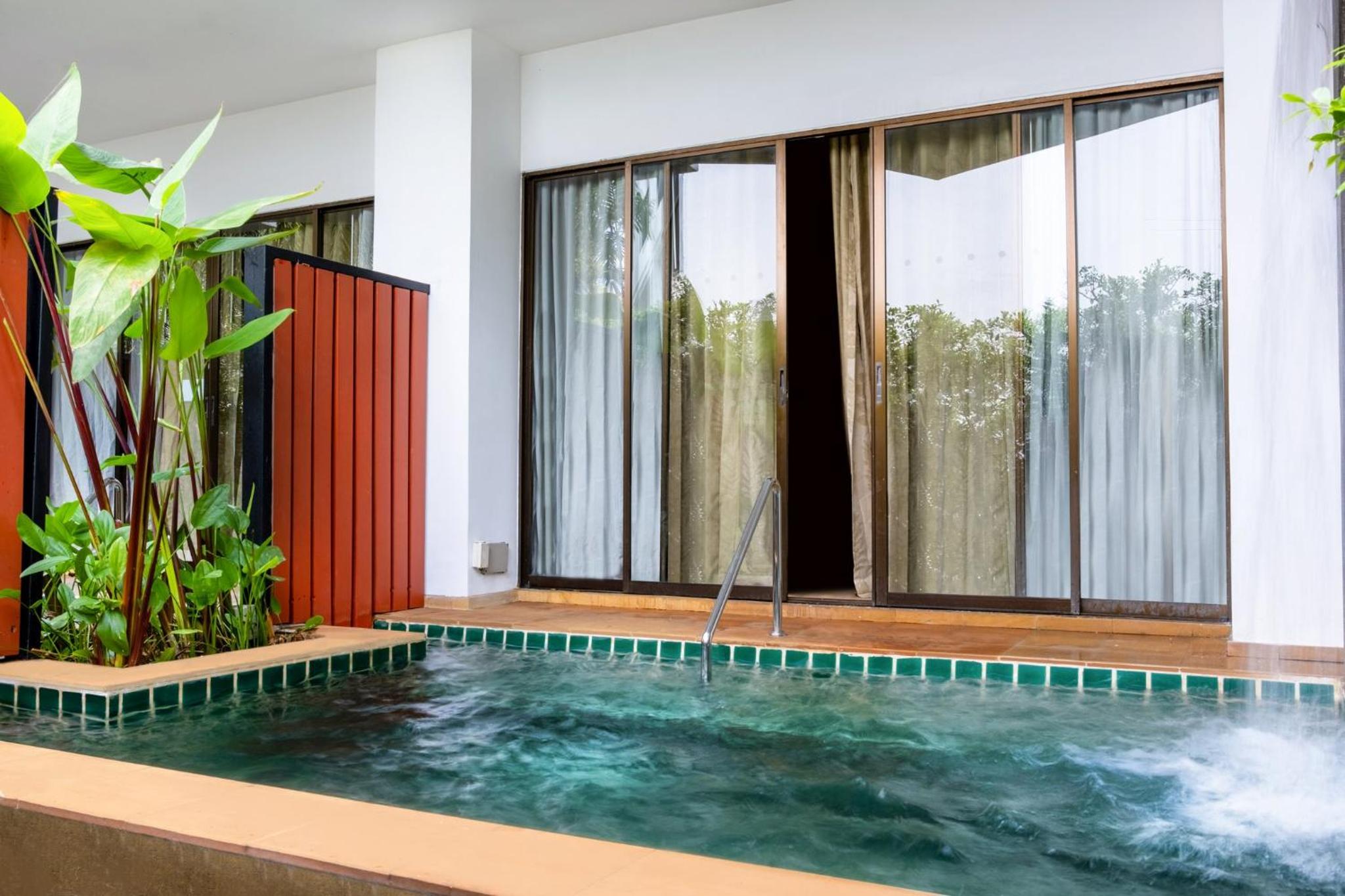 Standard King Room with Plunge Pool - Central Building photo 3
