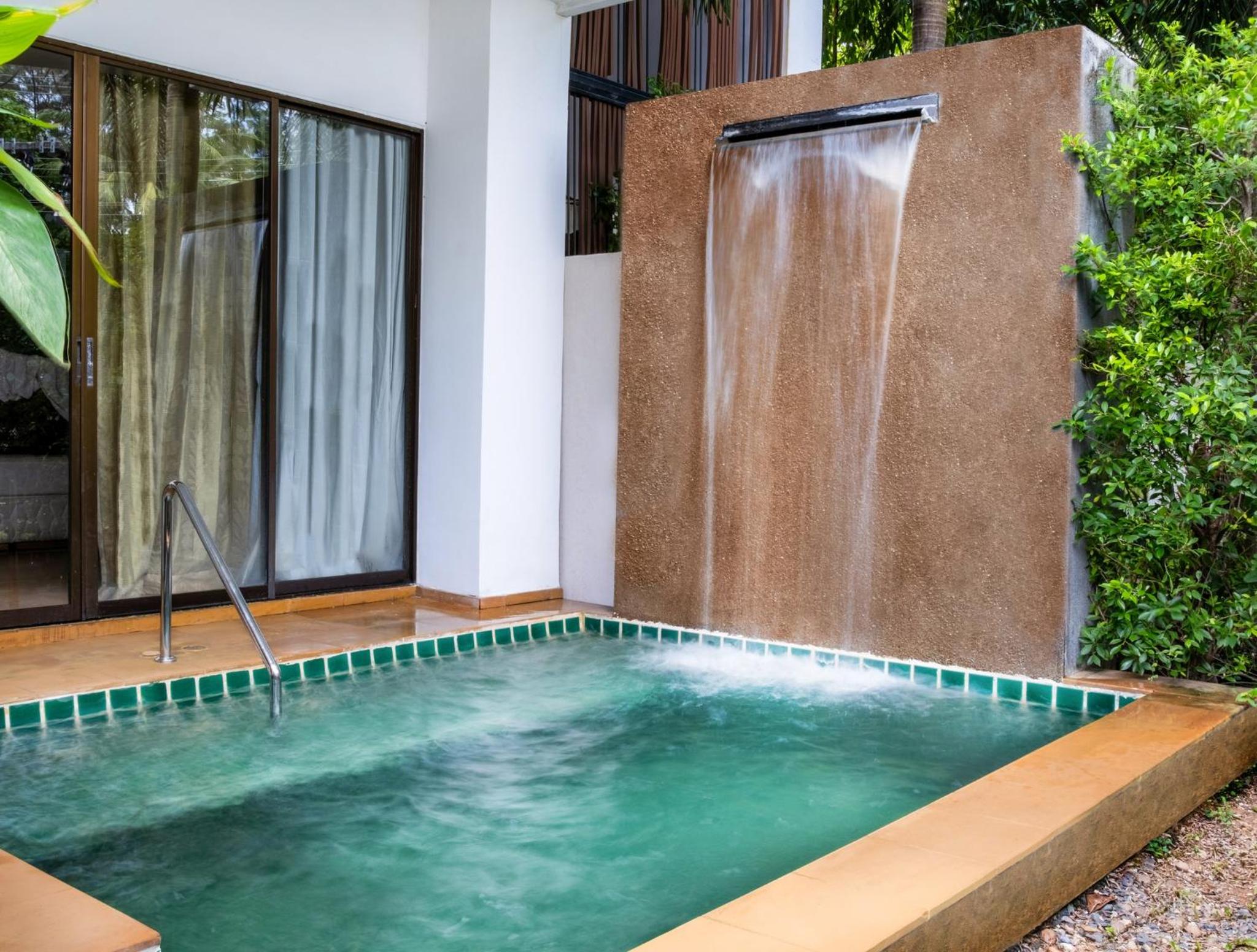Standard King Room with Plunge Pool - Central Building photo 2