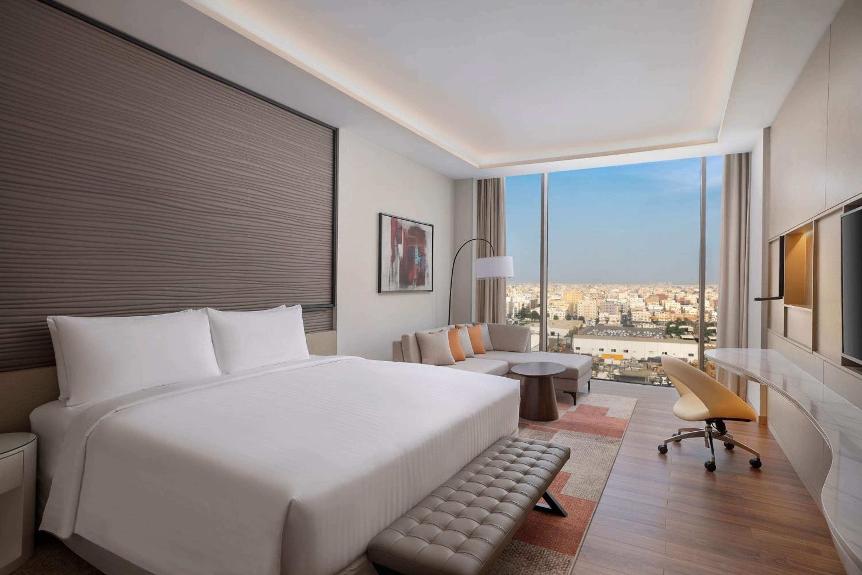 Grand Premier King Room with City View - Photo 3
