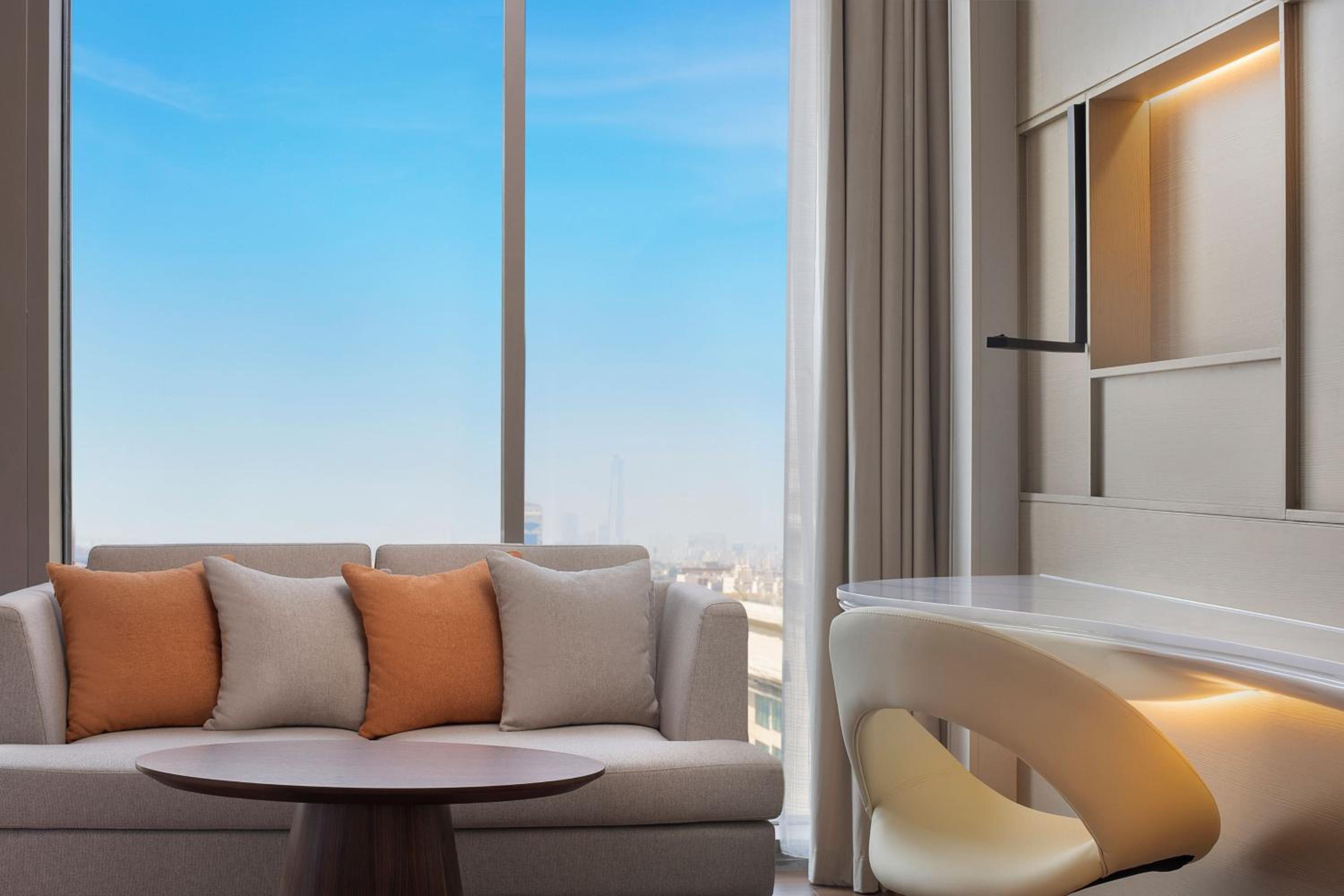 Premier King Room with City View - Photo 4