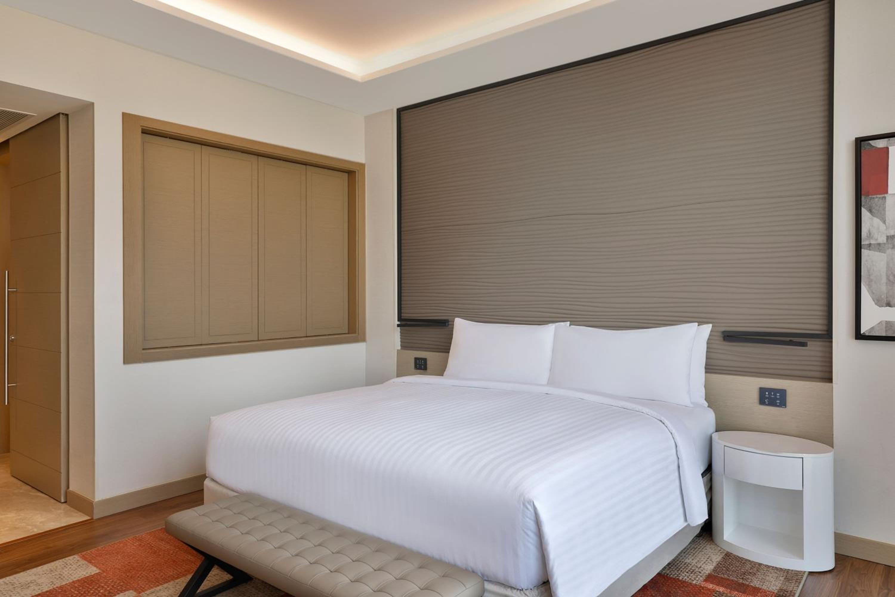 Premier King Room with City View - Photo 2