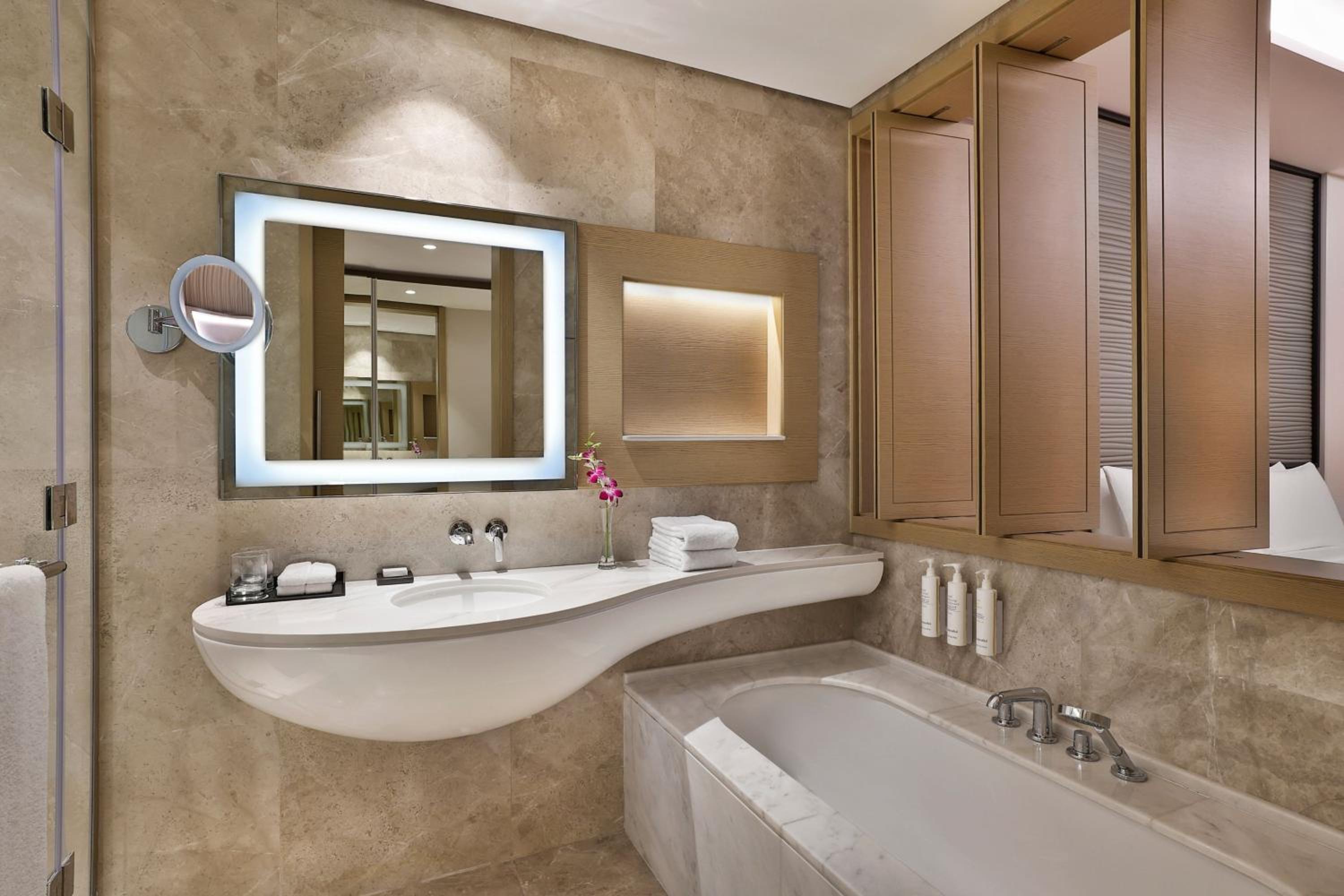 Grand Premier Double Room with Two Double Beds and City View - Photo 5