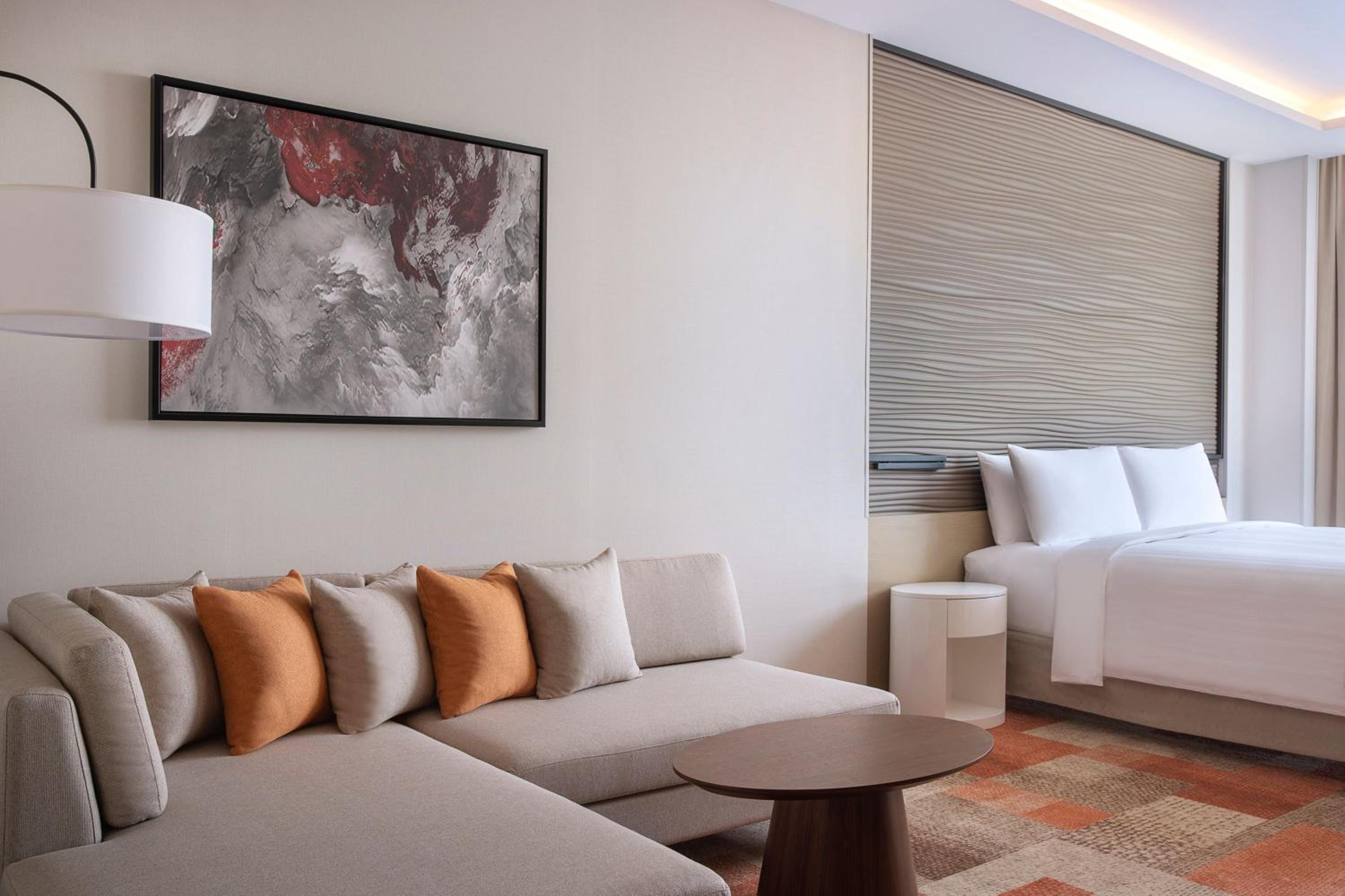One-Bedroom Junior Suite - Club Lounge Access - Photo 11