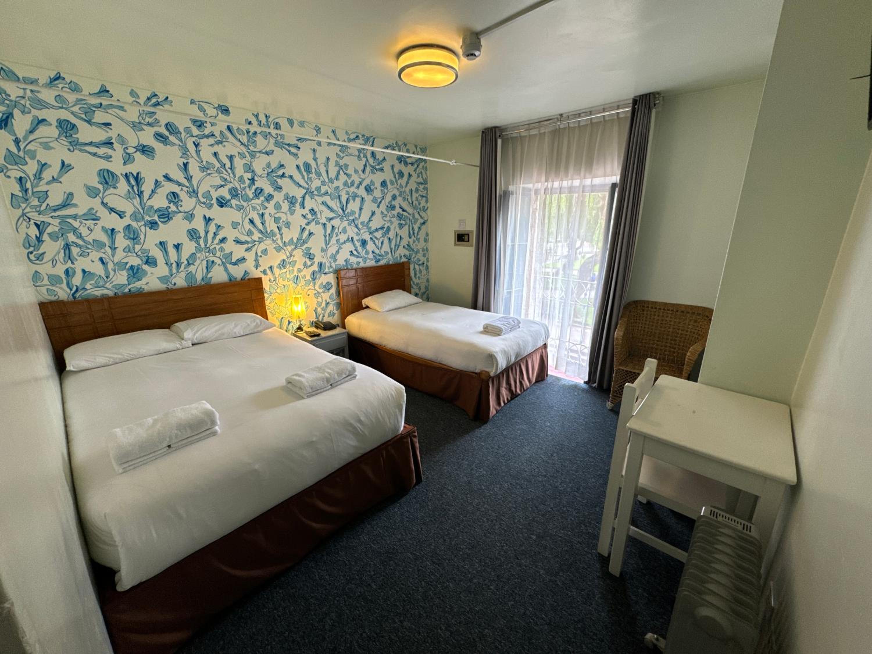 Twin Room - Photo 6
