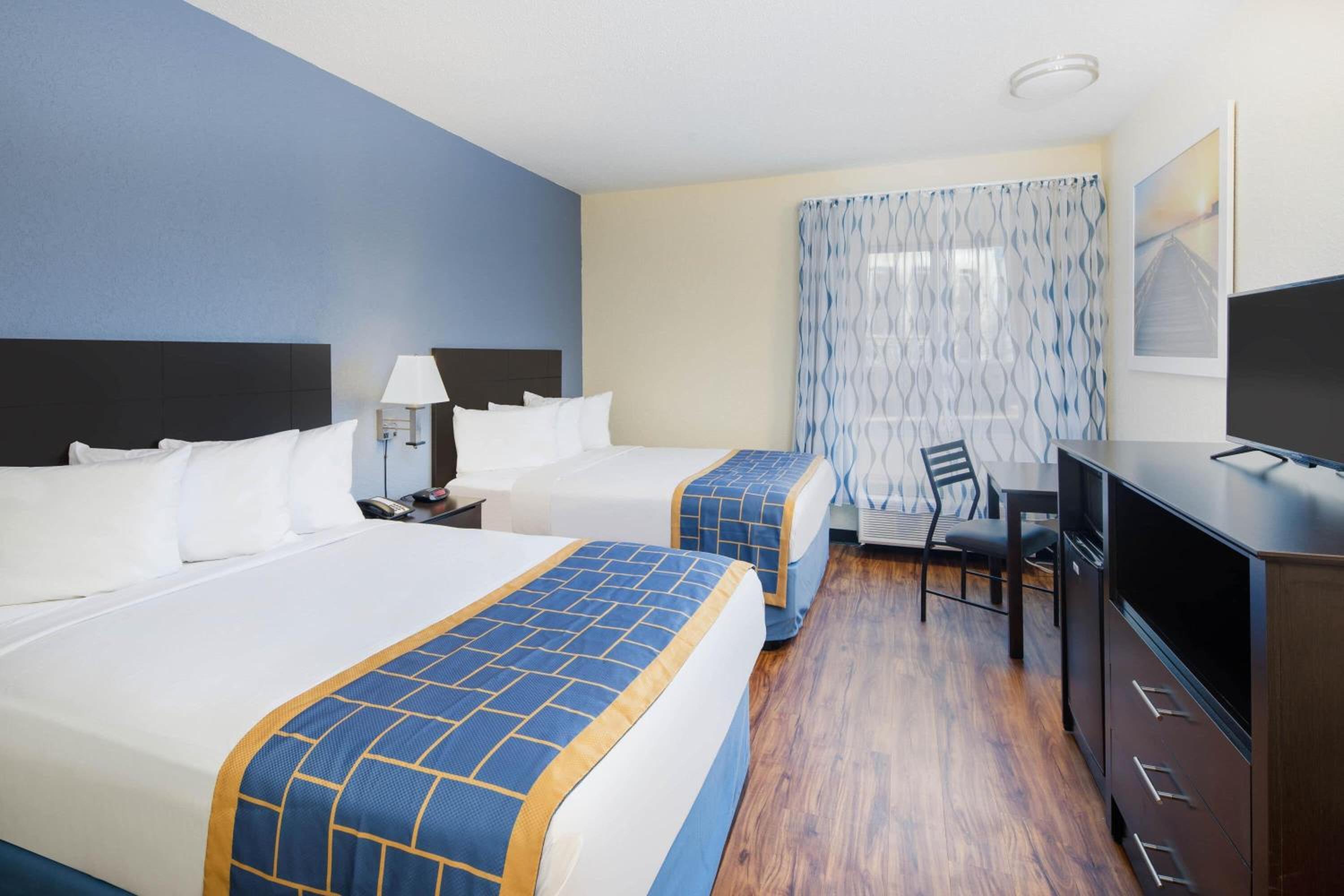 Double Room with Two Double Beds and Bath Tub - Mobility Accessible/Non-Smoking photo 1