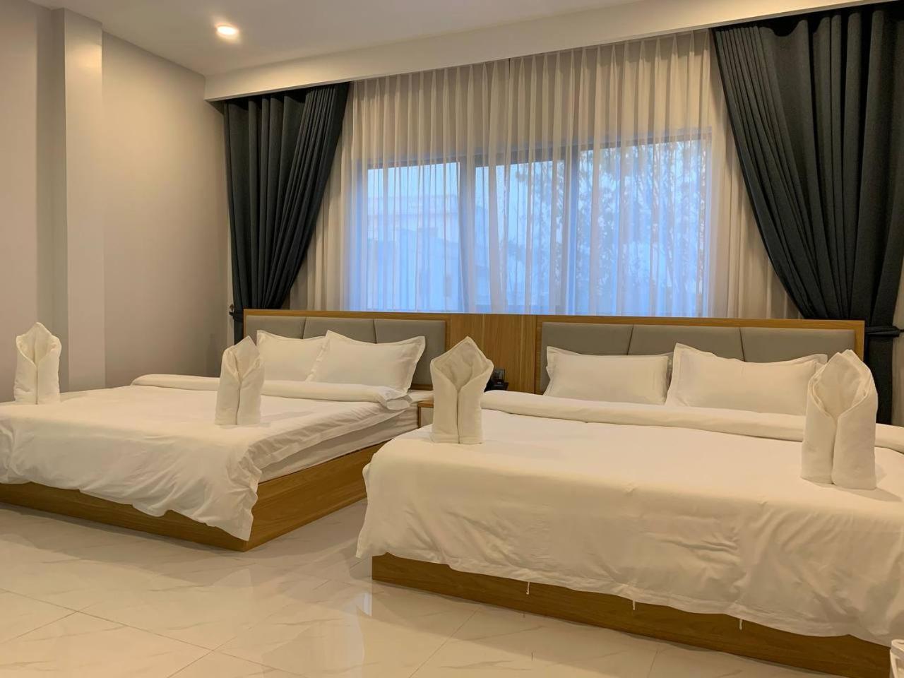 Queen Room with Two Queen Beds - Photo 2