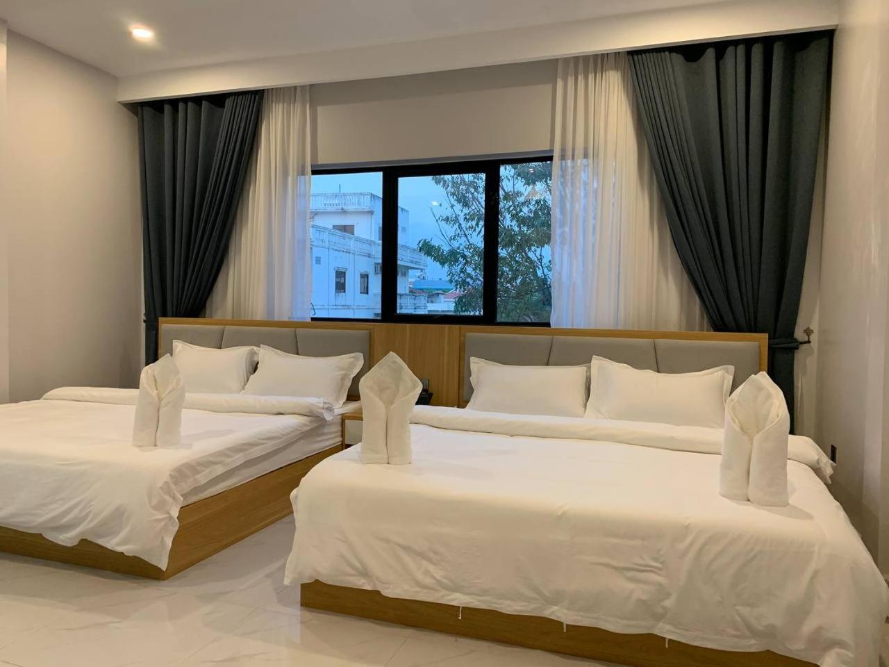 Queen Room with Two Queen Beds - Photo 3