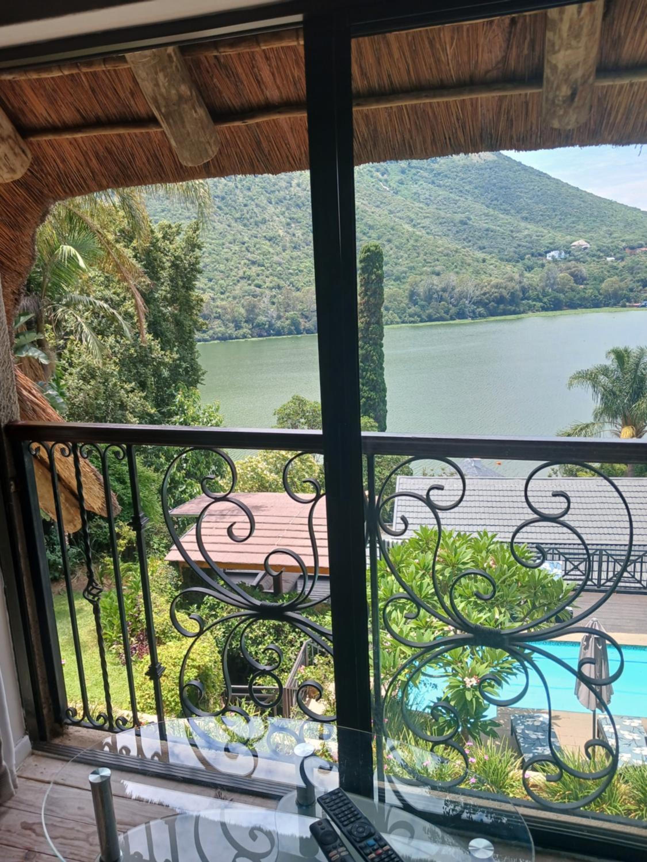 Queen Room with Pool and Dam View - Photo 3