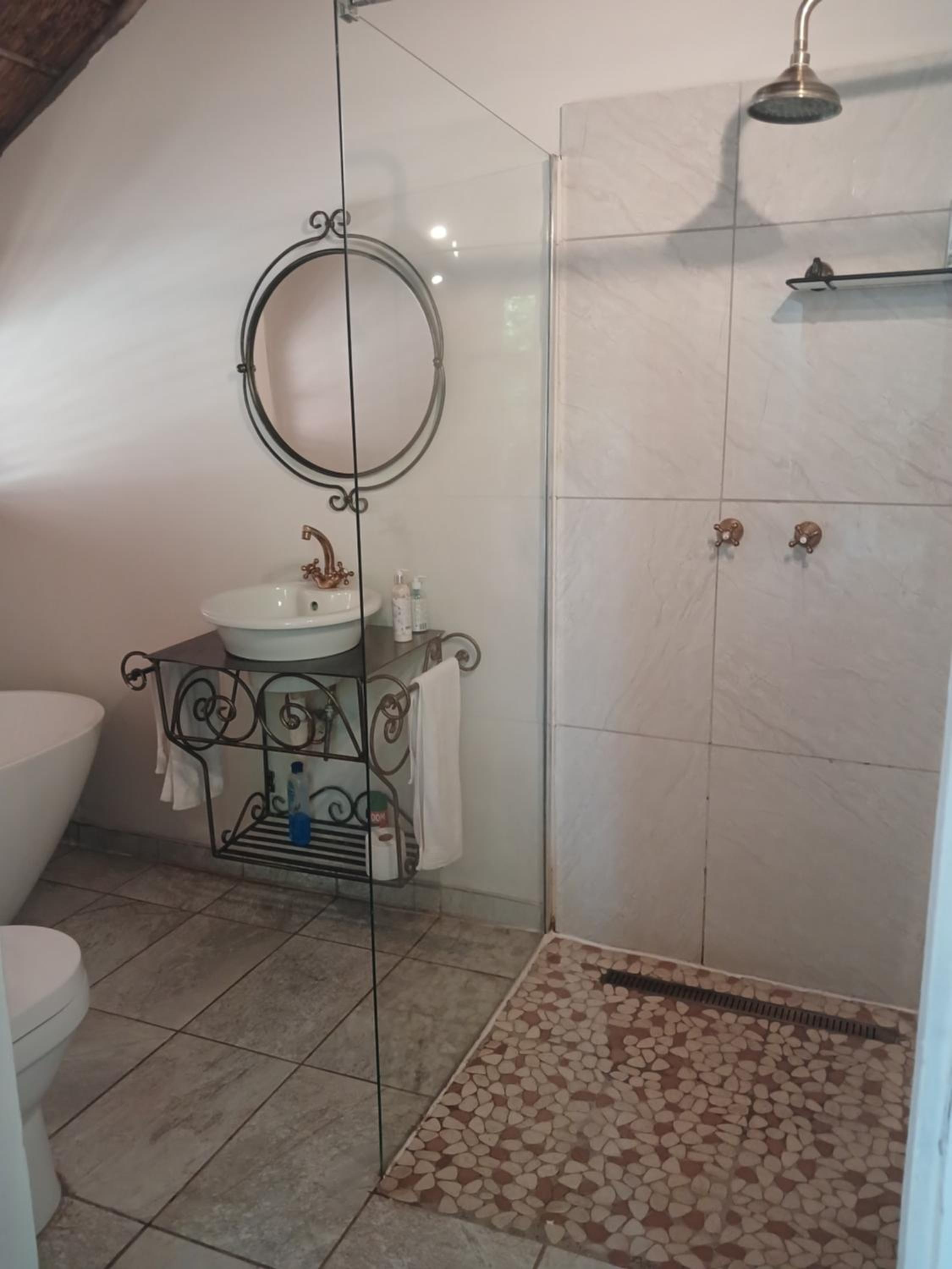 Queen Room with Pool and Dam View - Photo 12