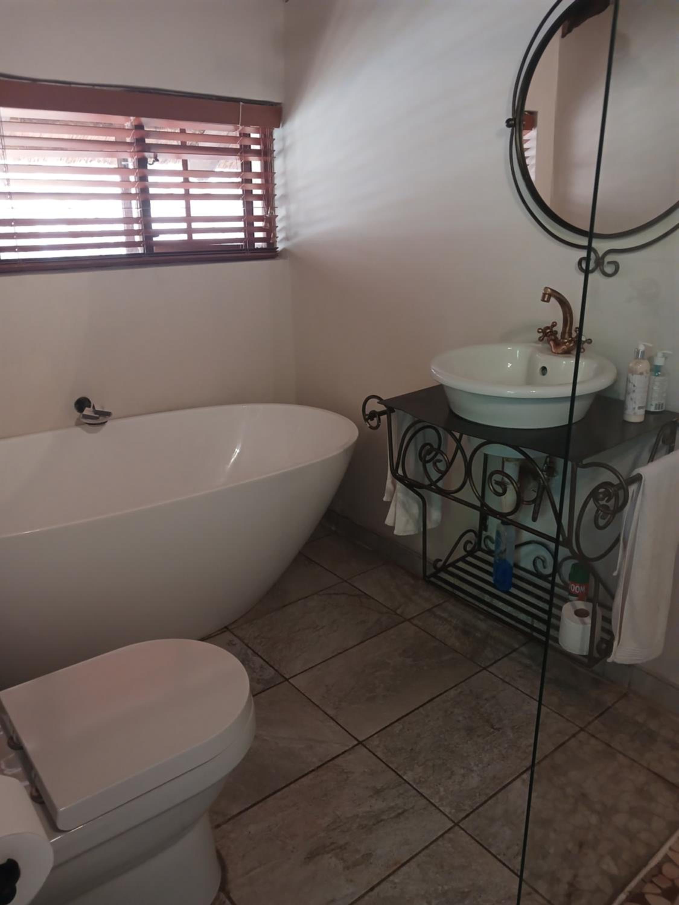 Queen Room with Pool and Dam View - Photo 14
