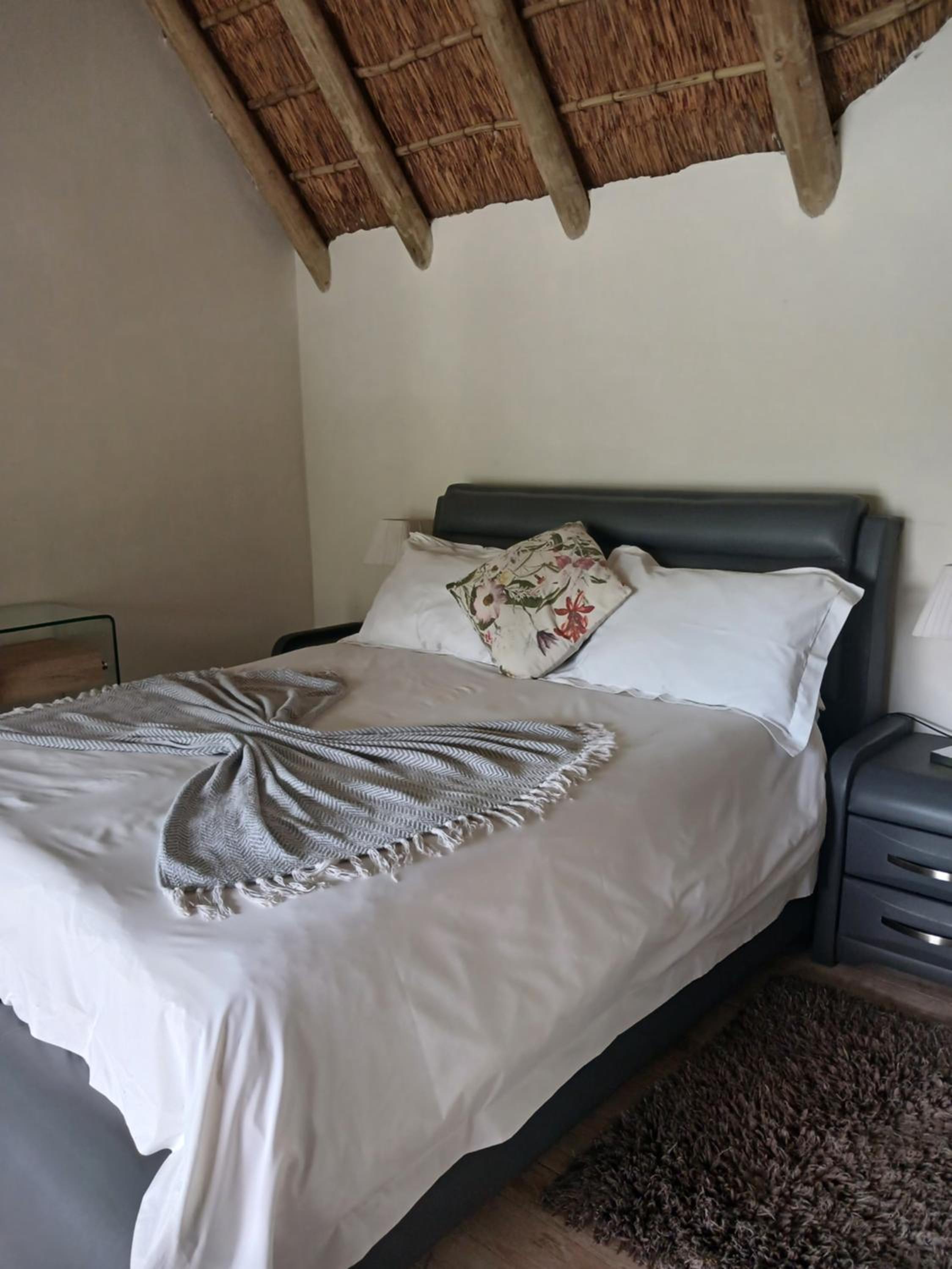 Queen Room with Pool and Dam View - Photo 1