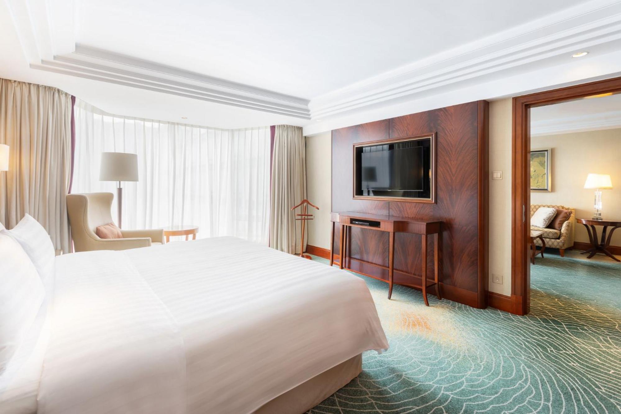 Executive Suite with Horizon Club Benefits