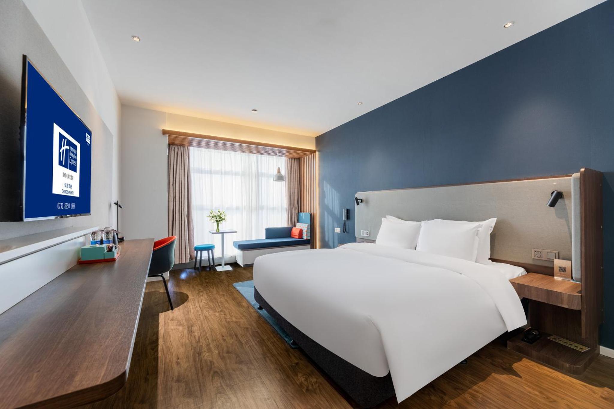 Standard King Room with City View - Photo 2