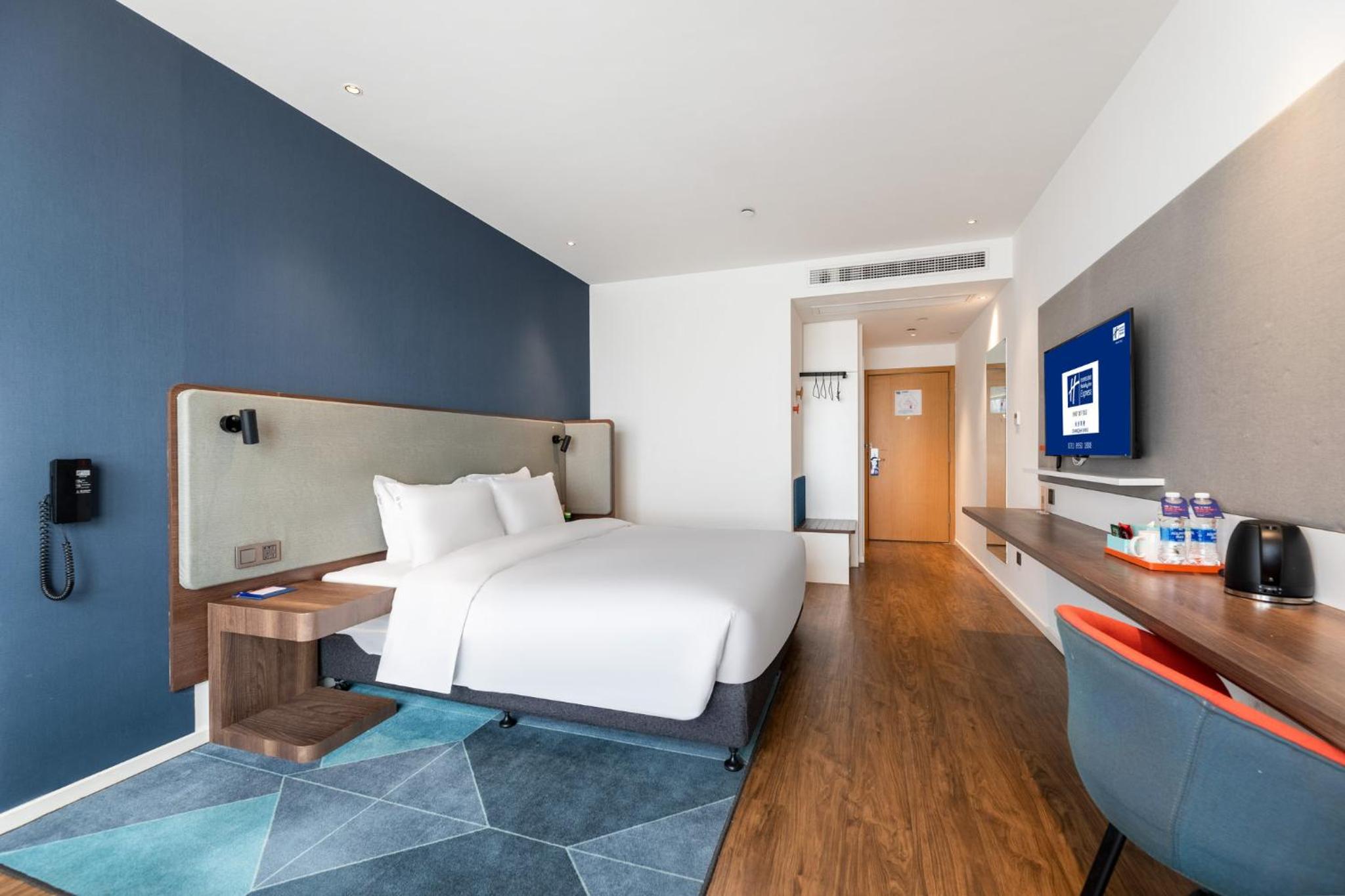 Standard King Room with City View - Photo 1