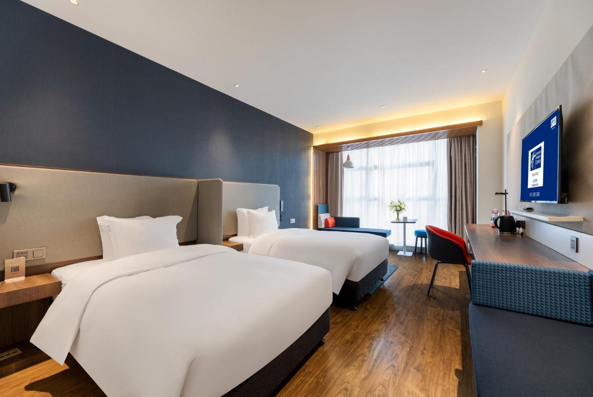 Standard Twin Room with City View - Photo 2