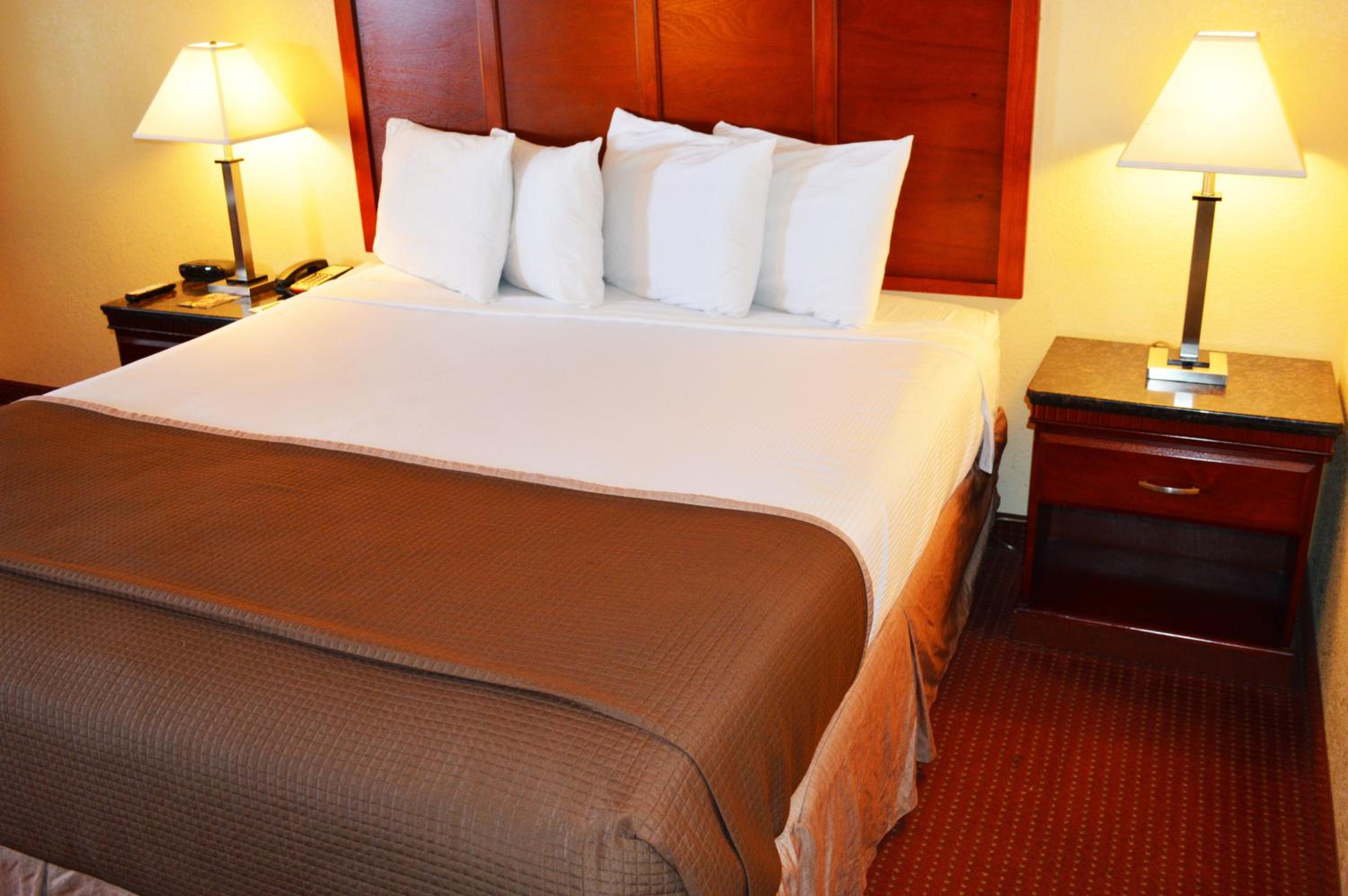 Standard King Room - Photo 5