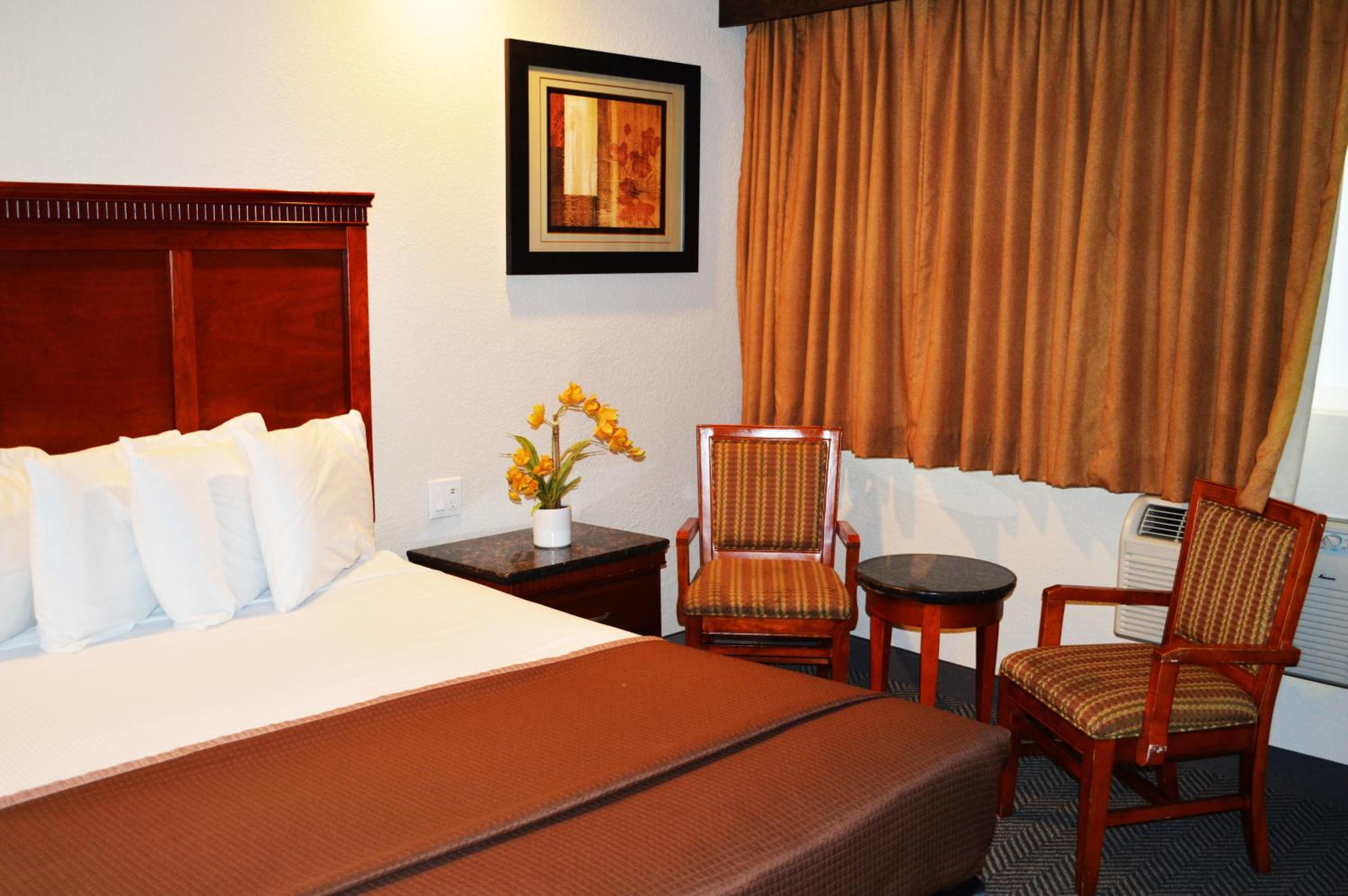 Standard King Room - Photo 1