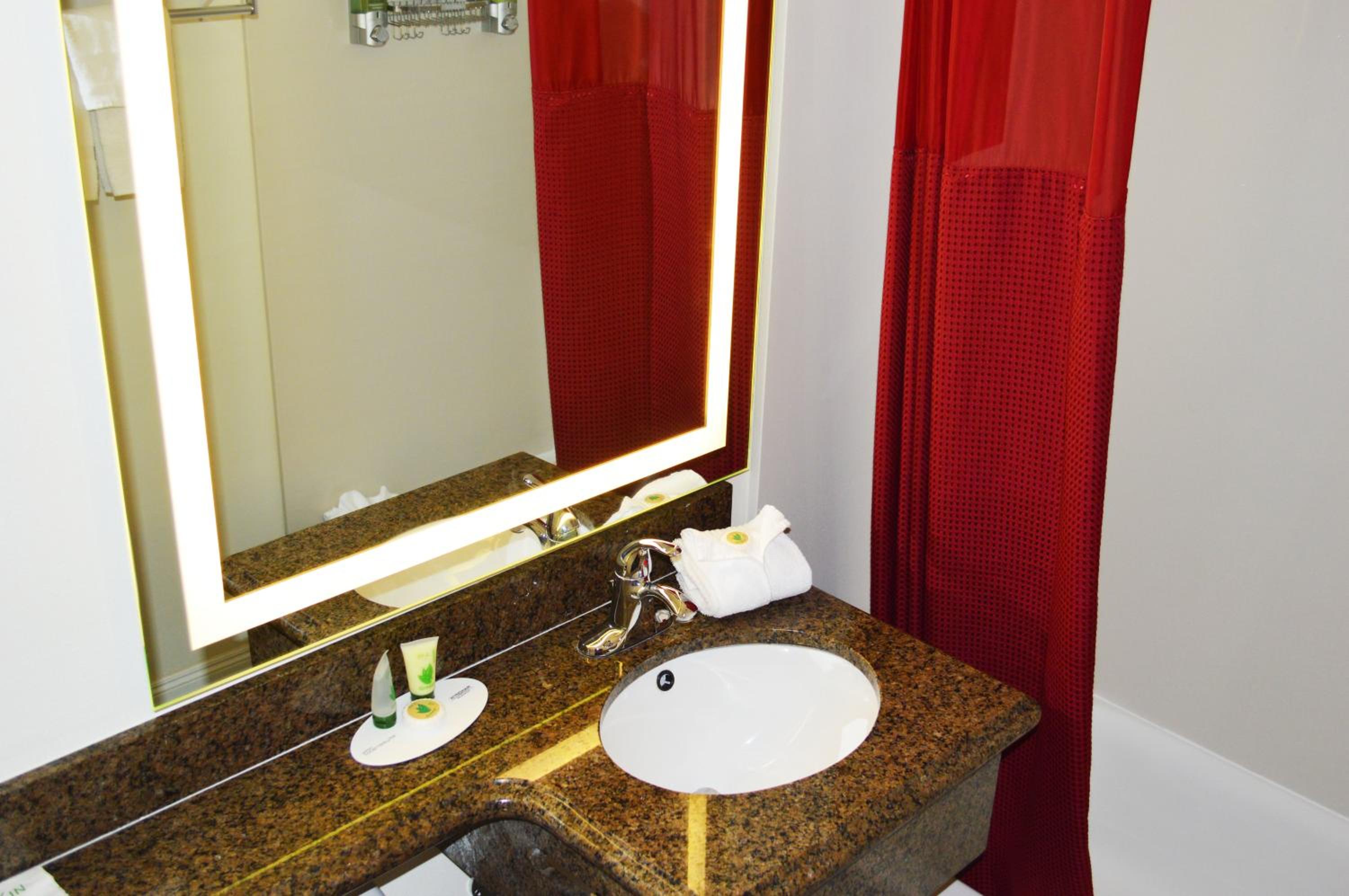 Standard Double Queen Room - Photo 4