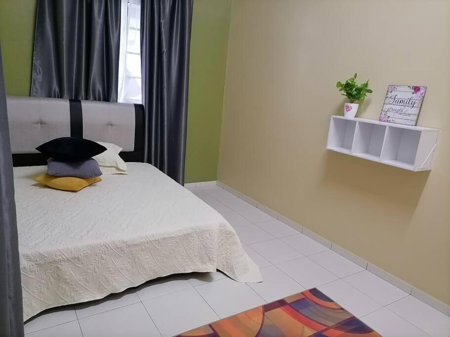 Three-Bedroom House photo 3