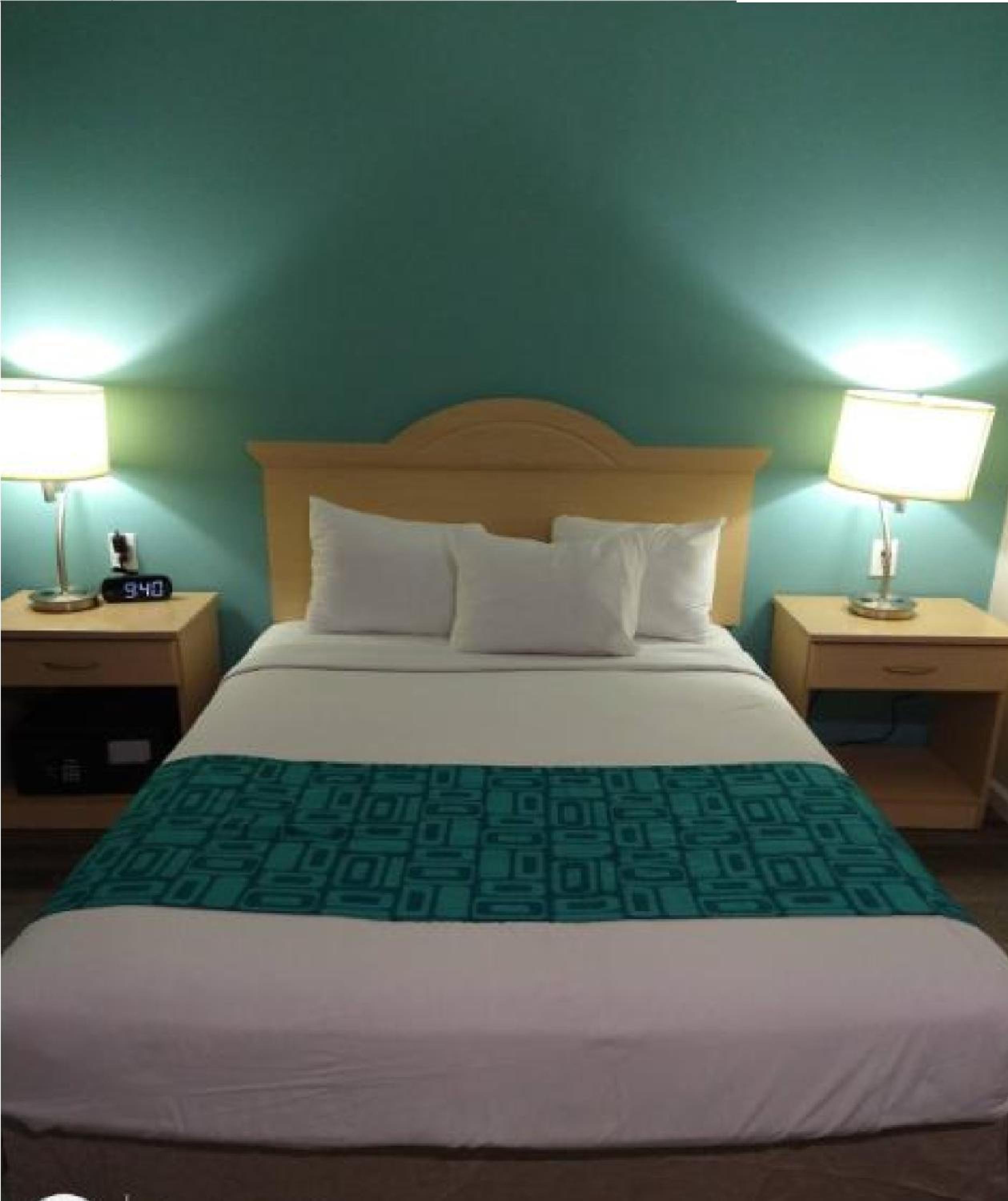 King Room with Roll-in Shower - Mobility Access/Non-Smoking photo 1