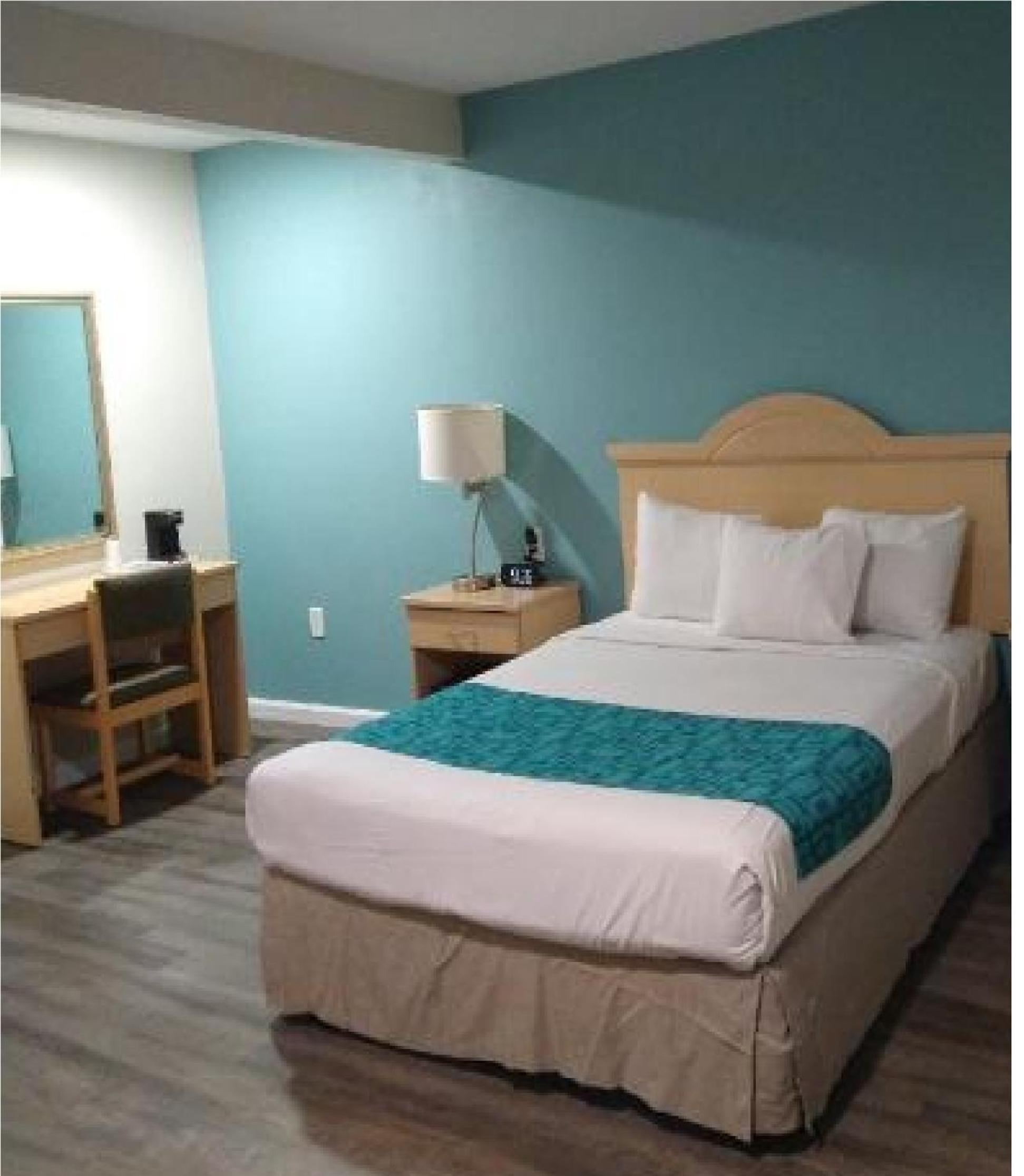 King Room with Roll-in Shower - Mobility Access/Non-Smoking photo 2