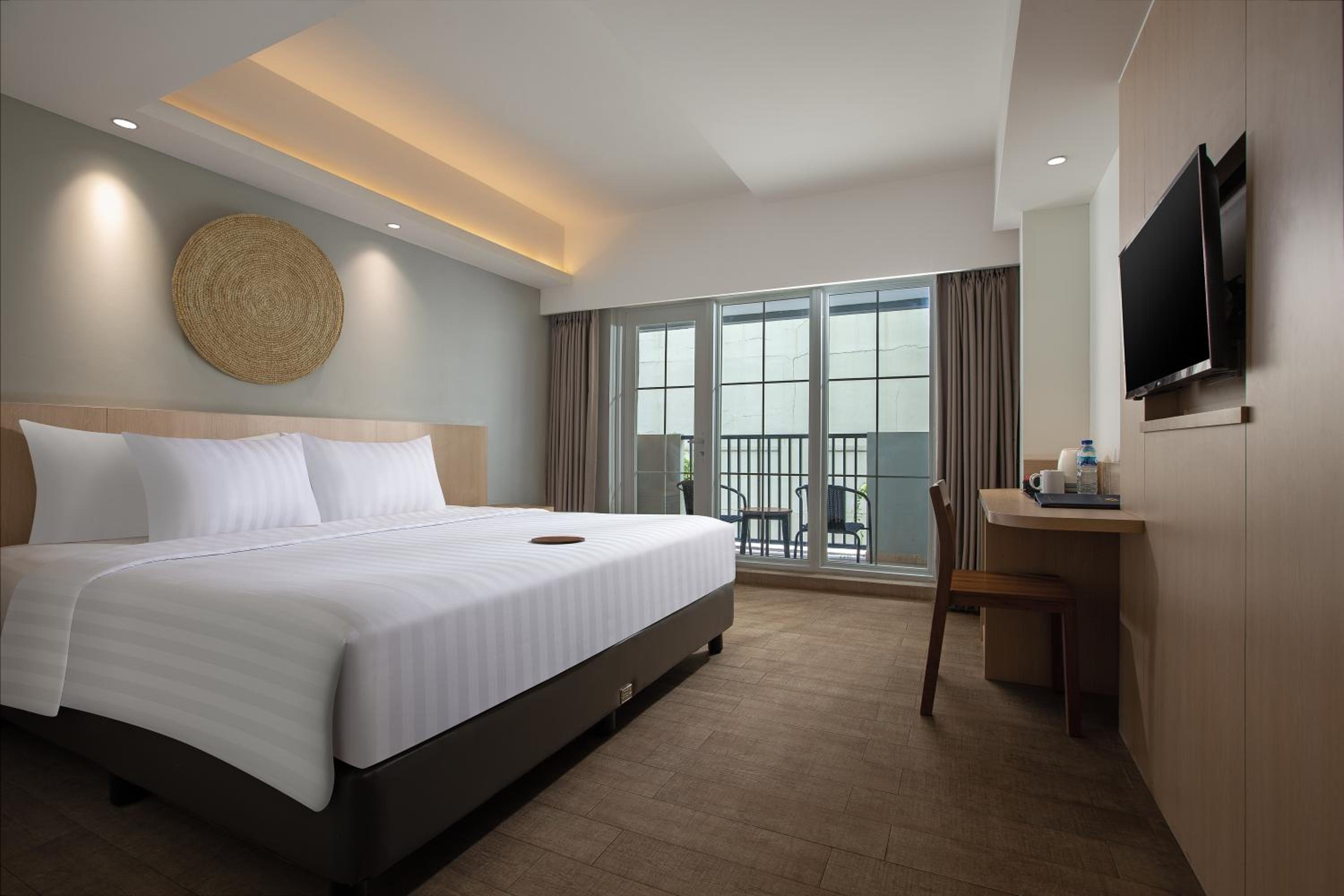 Deluxe Balcony Room - Photo 2