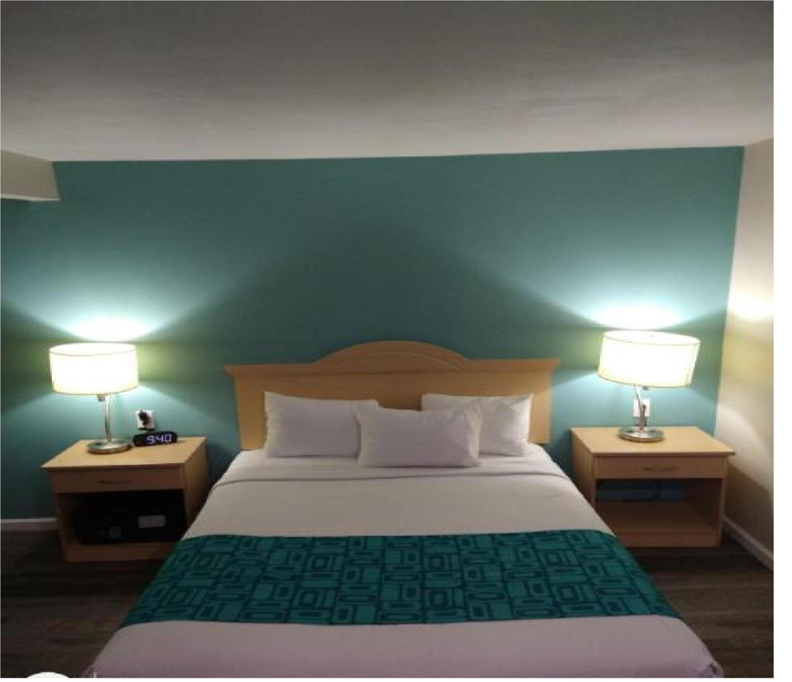 King Room with Roll-in Shower - Mobility Access/Non-Smoking photo 3