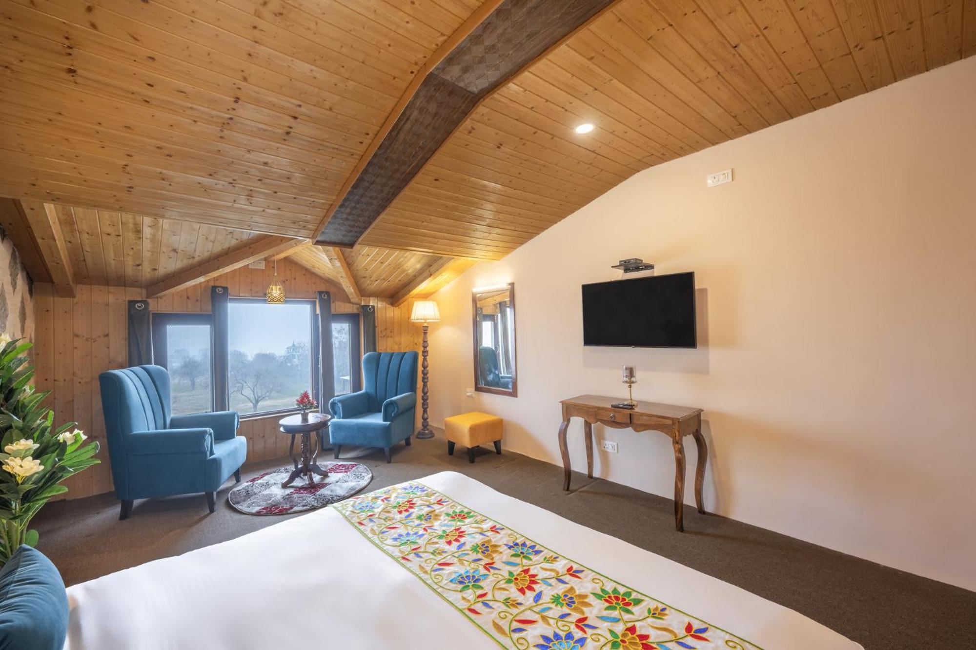 Superior King Room - Photo 3