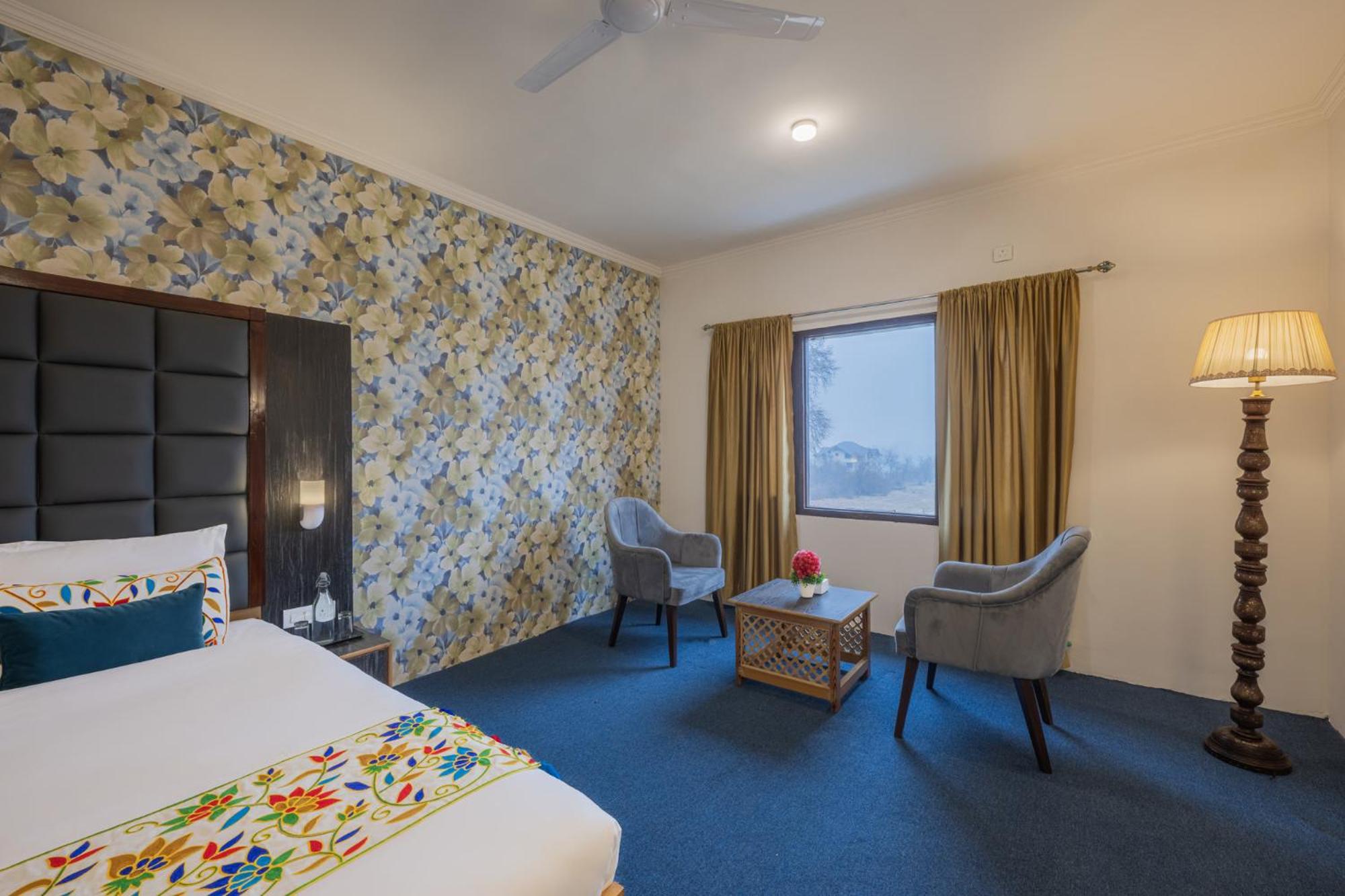 Double Room with Lake View - Photo 3