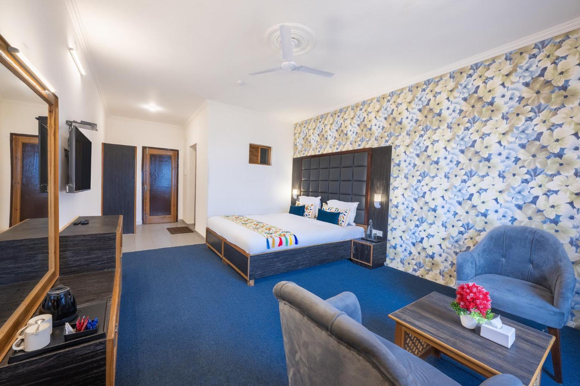 Double Room with Lake View - Photo 6