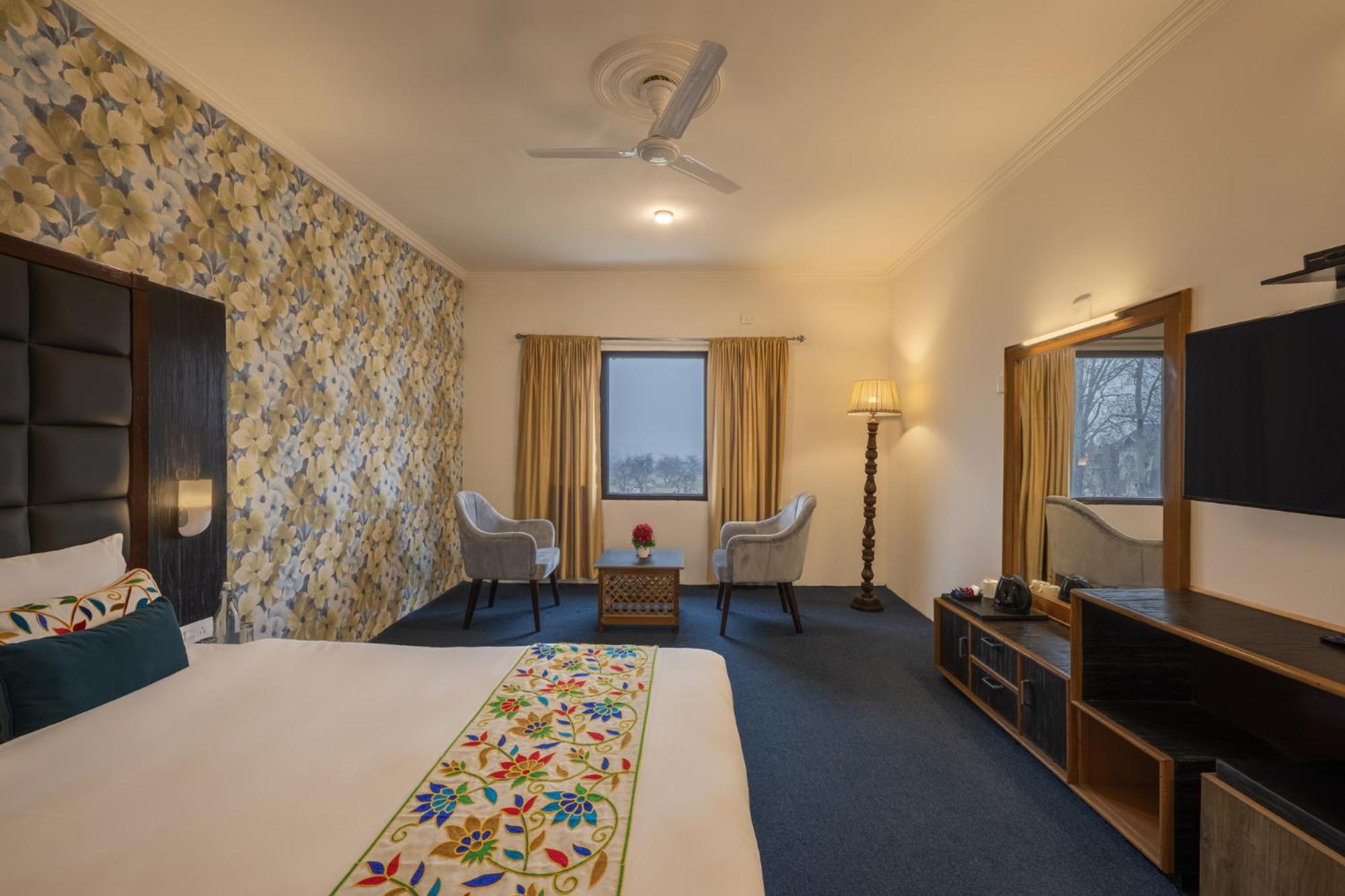 Double Room with Lake View - Photo 8