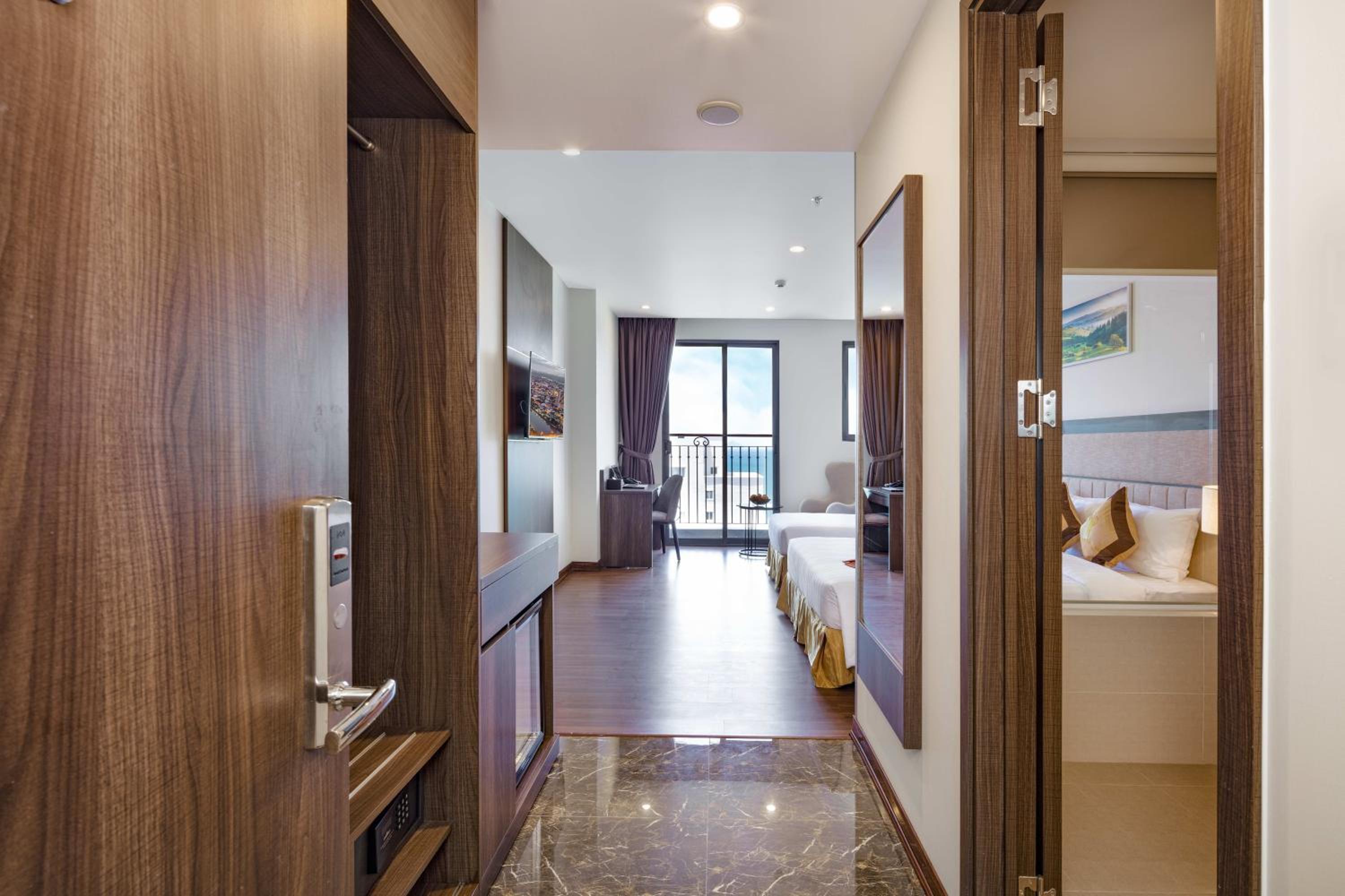 Quadruple Room with Sea View - Photo 6