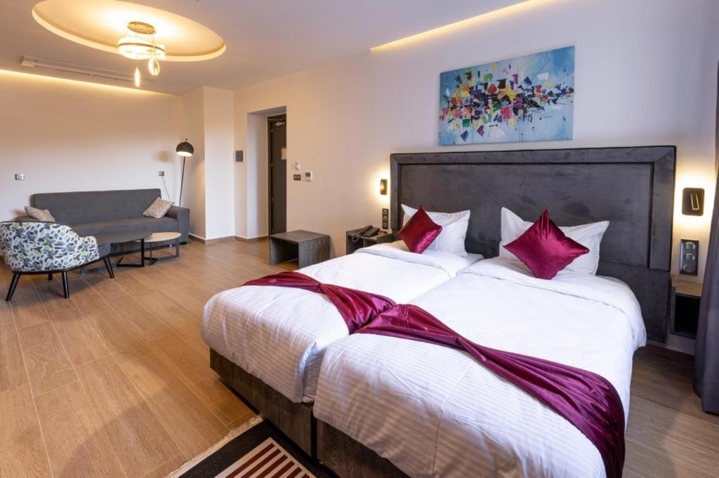 Deluxe Double Room (2 Adults + 1 Child)
