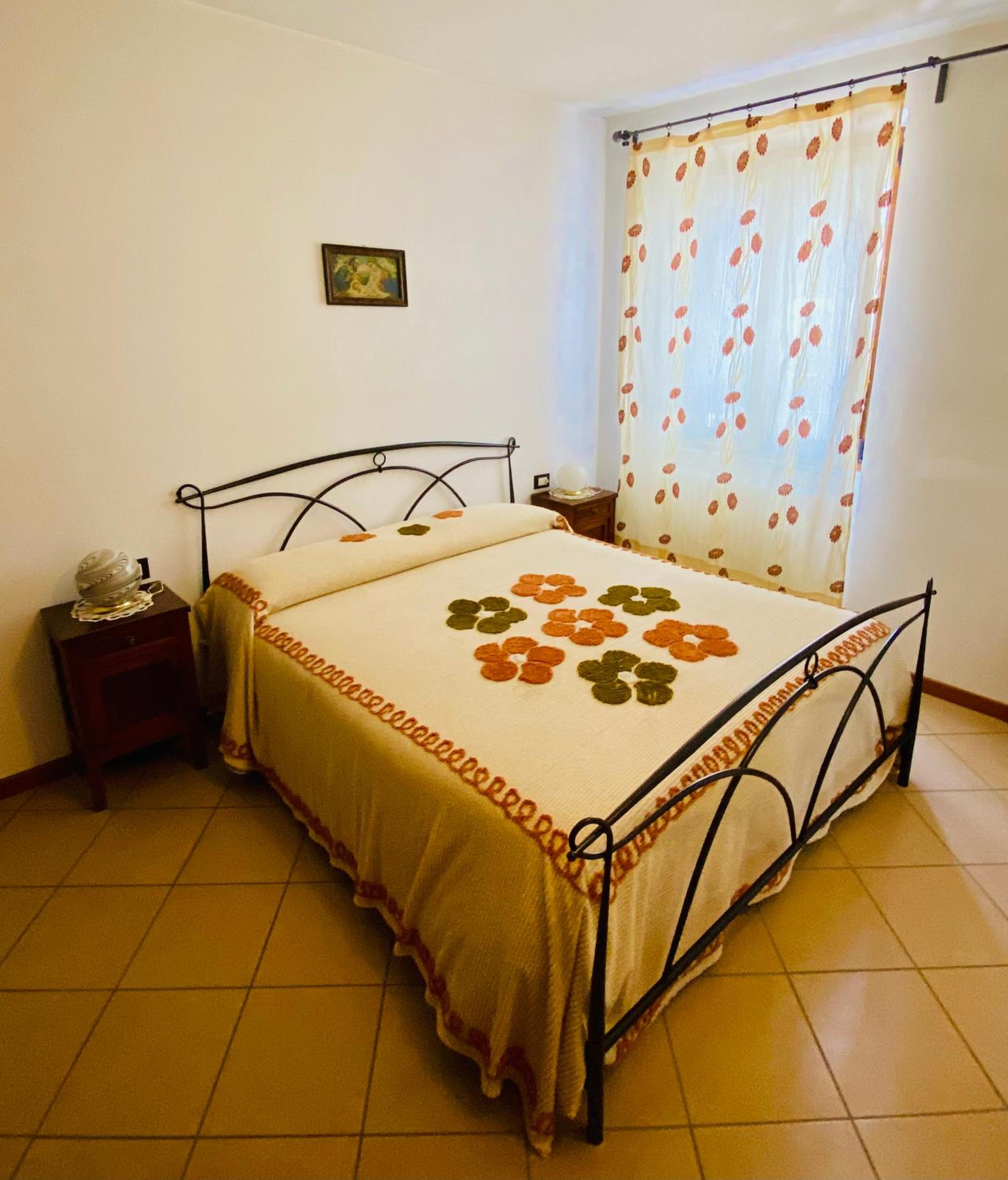 One-Bedroom Apartment - Photo 2