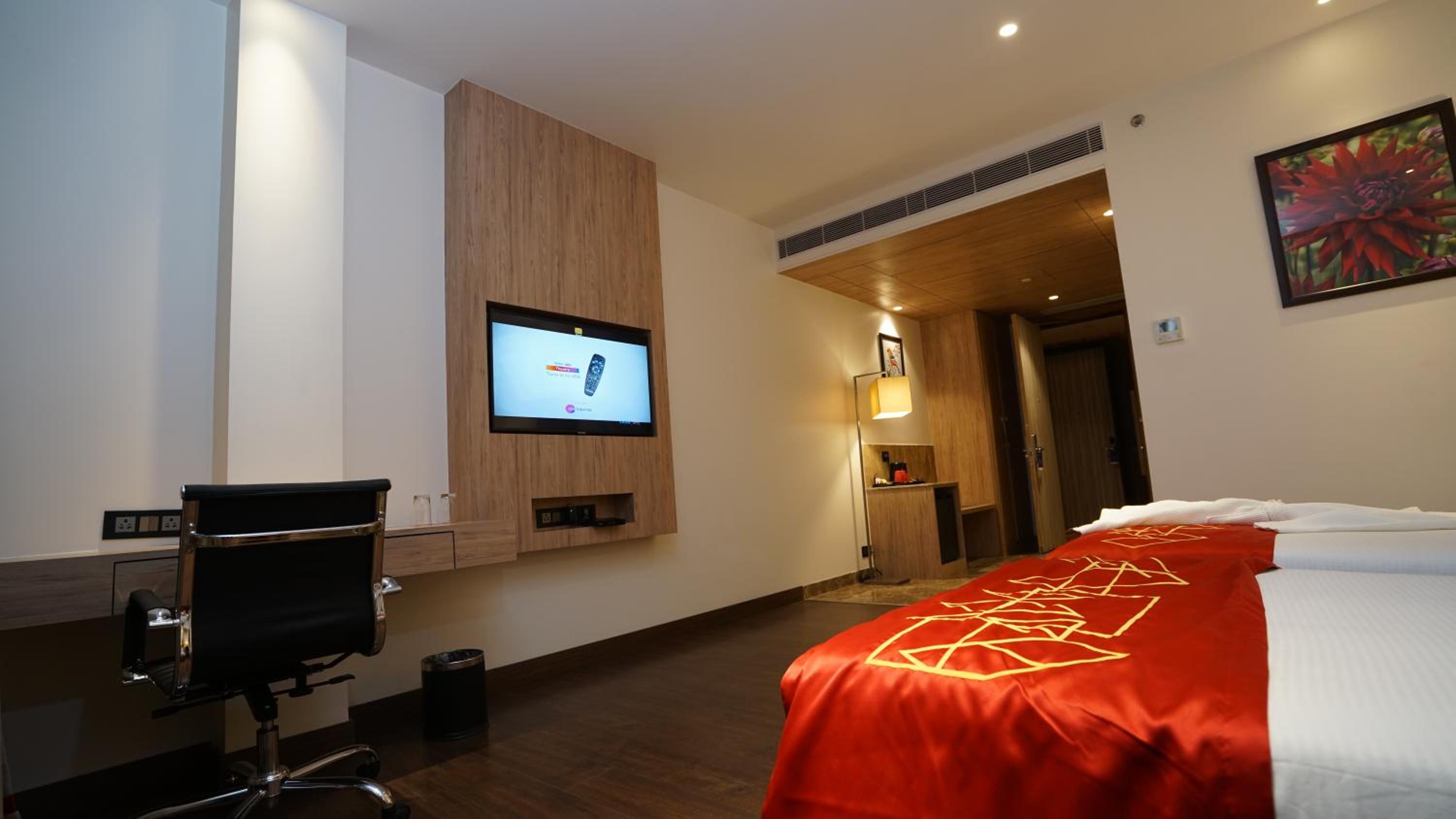 Deluxe King Non-Smoking Room - Photo 1