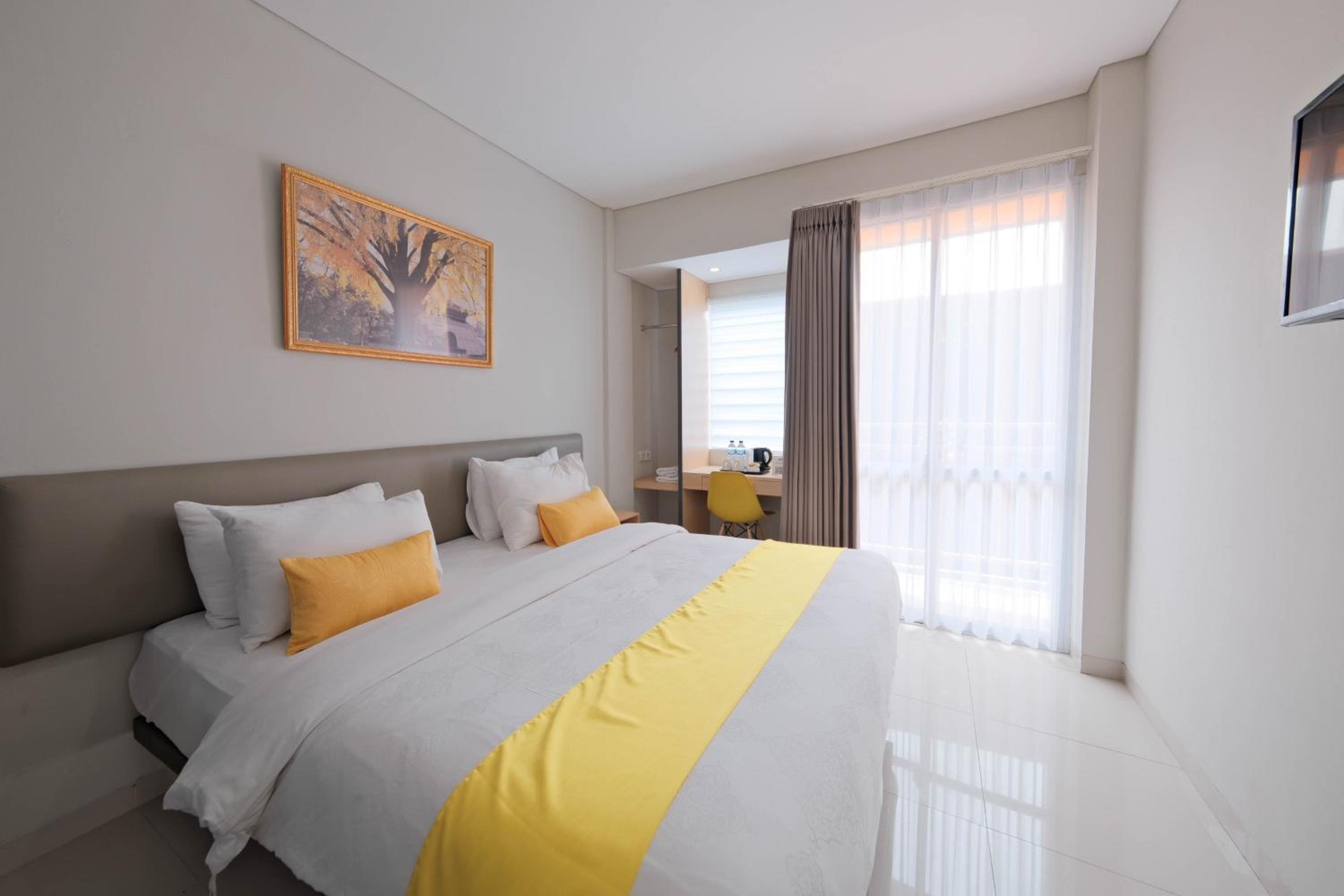 Deluxe King Room - Photo 2