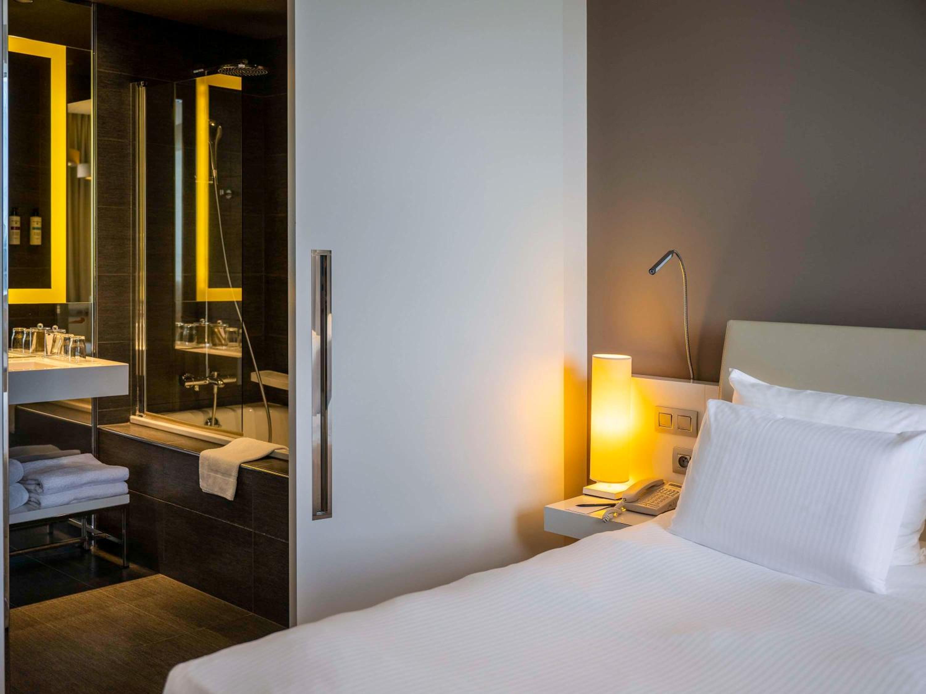 Superior King Room with City View thumbnail 5