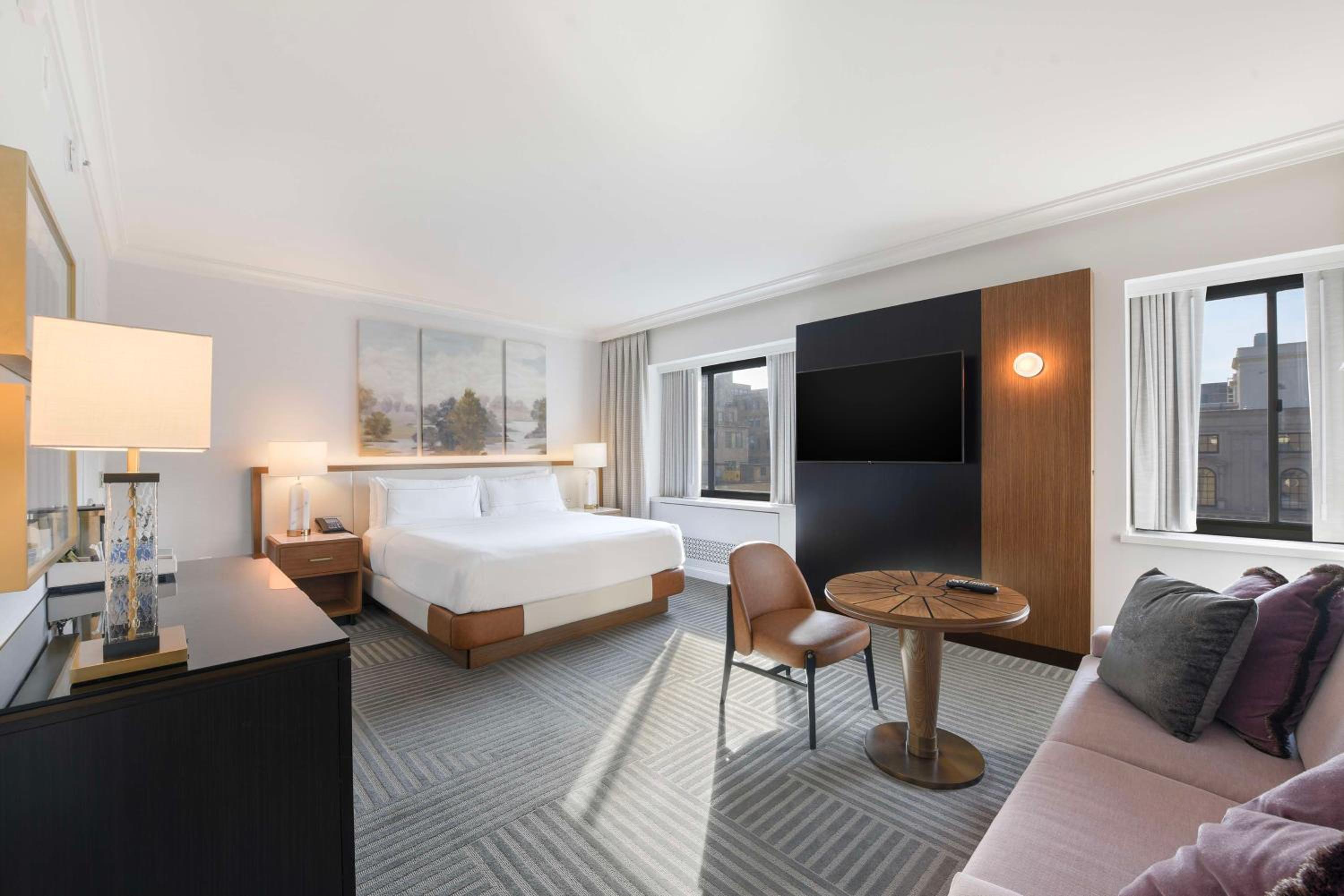Deluxe Queen Room with City View - Photo 5