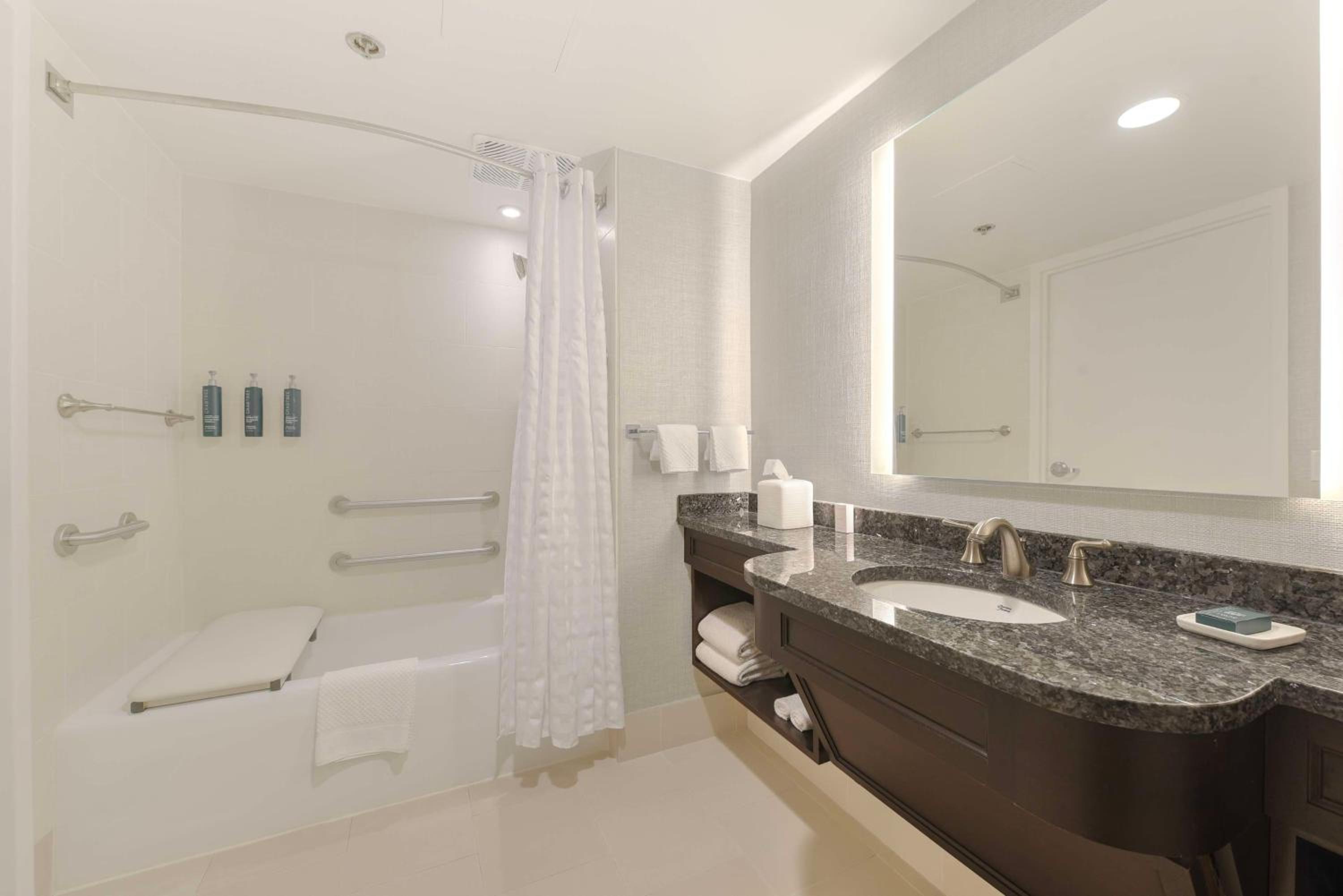 King Room with Bath Tub - Disability Access - Photo 11