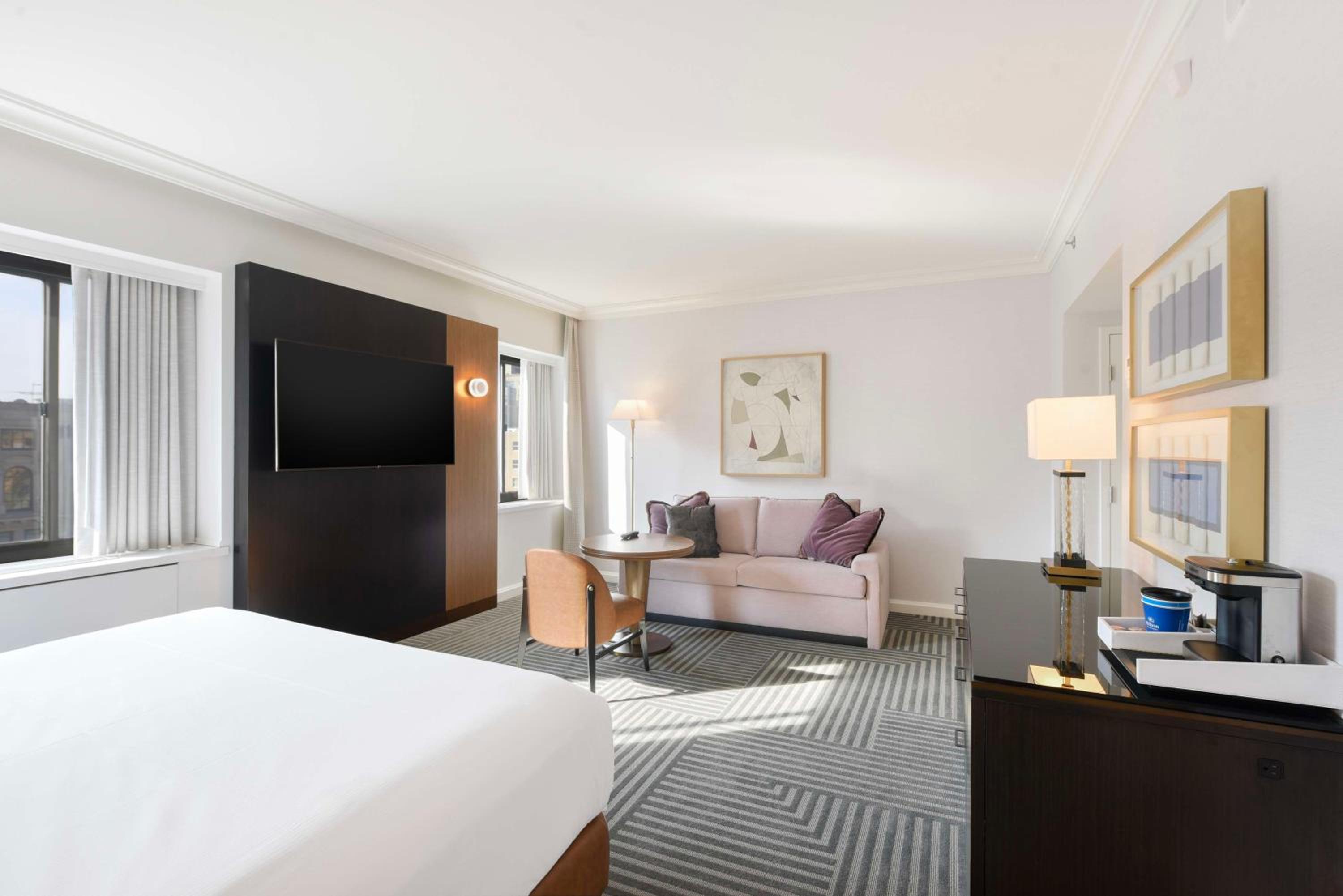 Deluxe Queen Room with City View - Photo 2