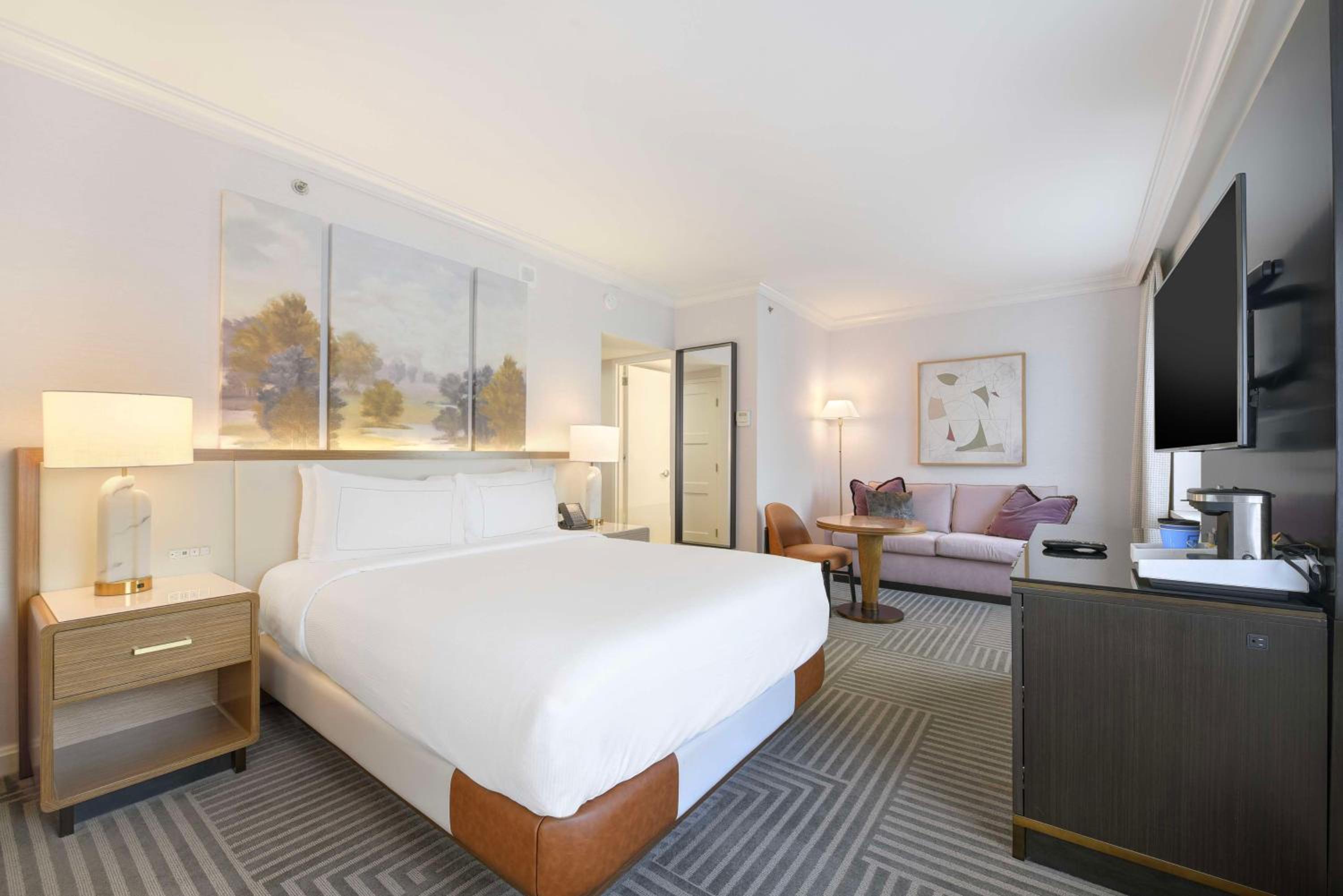 Deluxe King Room with Sofa Bed - Photo 4
